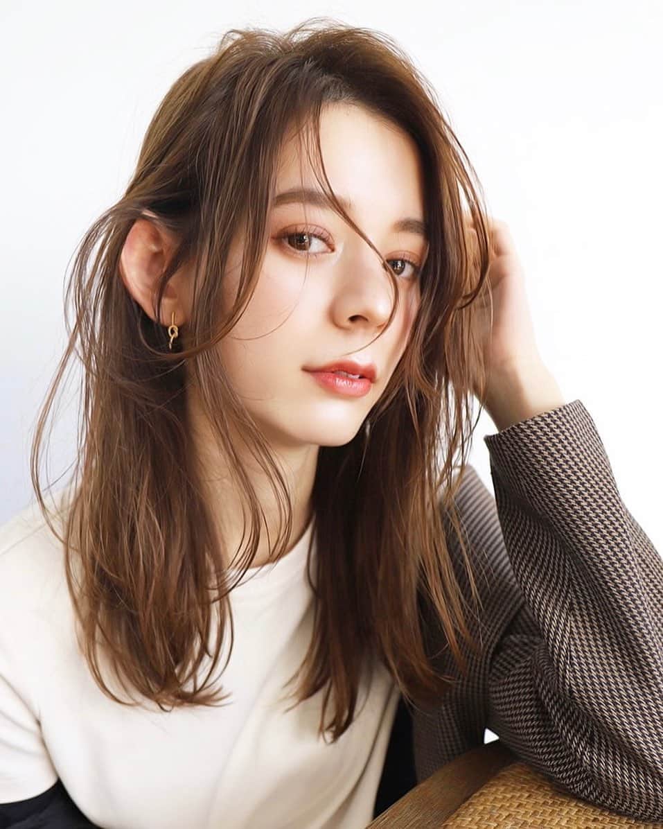 齋藤純也のインスタグラム：「ロングレイヤースタイル✂︎  柔らかい質感のヘアスタイルはハサミの入れ方と毛先の切り込み方でデザインします 骨格と輪郭と髪質に合わせて誰よりも似合うヘアスタイルを♪  ✴︎PRICE✴︎ カット✂︎7700円 カラー✂︎7700円  カットなしの場合シャンプーブロー料金+2200円 カラーはトリートメントin処方で圧倒的な艶感と手触りをプラスします。 ブリーチor3Dハイライト施術はプラス7700円です。 パーマ✂︎7700円 トリートメント✂︎種類多数によりカウンセリングで決めさせていただきます。5500円〜11000円 縮毛矯正✂︎17600円、前髪のみは6600円 ・ ネット予約が×の所もお電話かDMで時間調整できますので気軽にご連絡ください！ kelly.表参道本店　A1出口より徒歩45秒 東京都渋谷区神宮前5-2-5 JY表参道ビル２Ｆ kelly. ・ ・ ✔️群馬県伊勢崎市で出勤するスケジュールは隔週水曜日です。 群馬店は料金が異なります、お問い合わせください 群馬のご予約はＤＭまたは ホットペッパービューティーで  kelly. by L.O.G 検索✂︎ 在籍日程が少なくて申し訳ありません。 薬剤は最新のものを揃えました 群馬県伊勢崎市宮前町146-1」