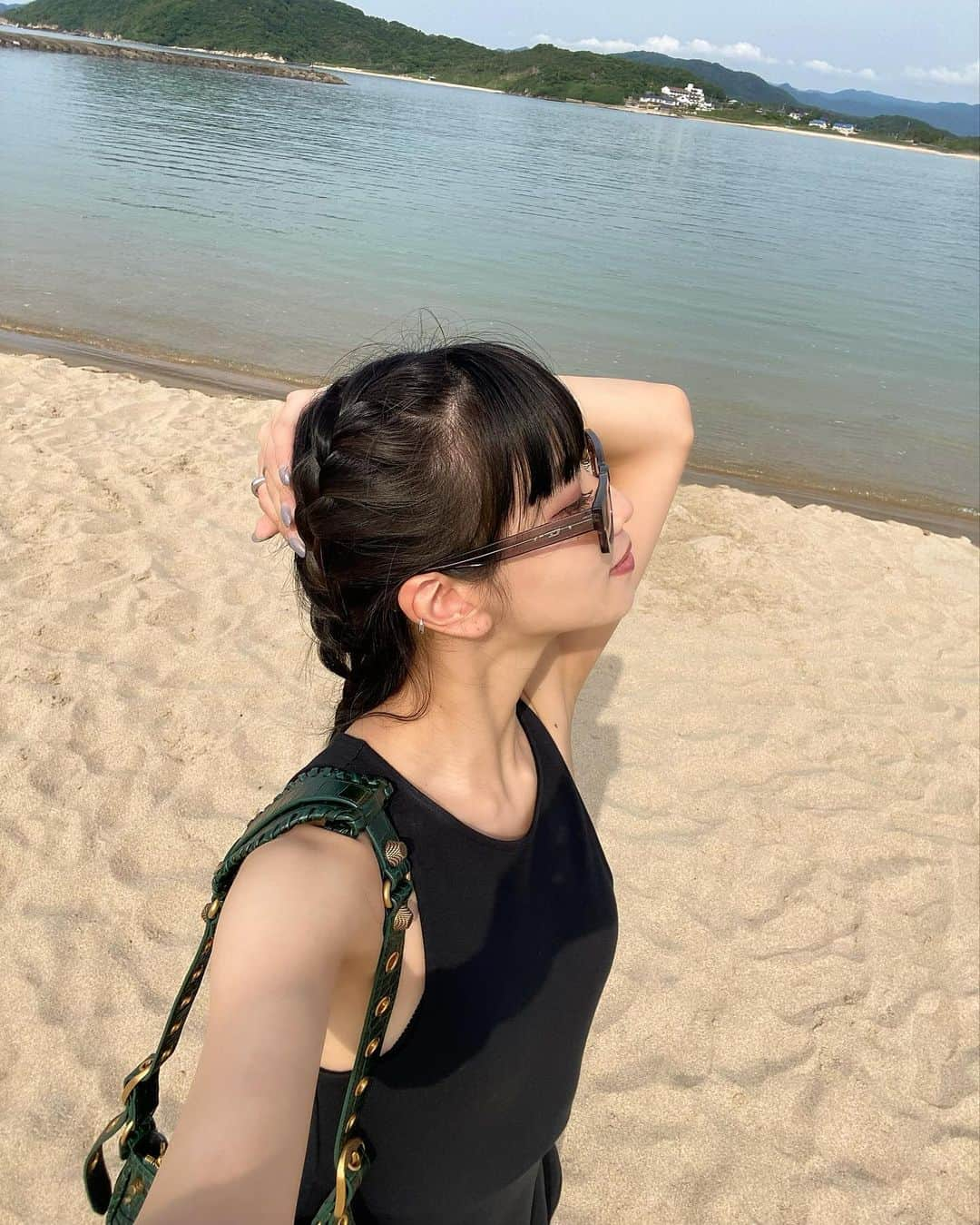 Hinaさんのインスタグラム写真 - (HinaInstagram)「ふと明日からのスケジュールが空いた事に気付いたと思ったら気付けば新幹線に乗って、バスに乗って、弾丸だけど地元に帰ってました ㅤㅤㅤㅤㅤㅤㅤㅤㅤㅤㅤㅤㅤ ここに住んでた時は早く東京に出たくて仕方なかったのに、何もないと思ってたここに大切なものが沢山詰まってたなと大人になってやっと気づいた🎁  ただ田舎道をドライブして、海でぼーっとして、大好きな家族と過ごして、それが最高のご褒美だし幸せです  またここに帰ってくるのを楽しみに頑張ろうっと  髪の毛の編み込みは妹がやってくれました🎀上手🎀」6月8日 21時15分 - hina_faky