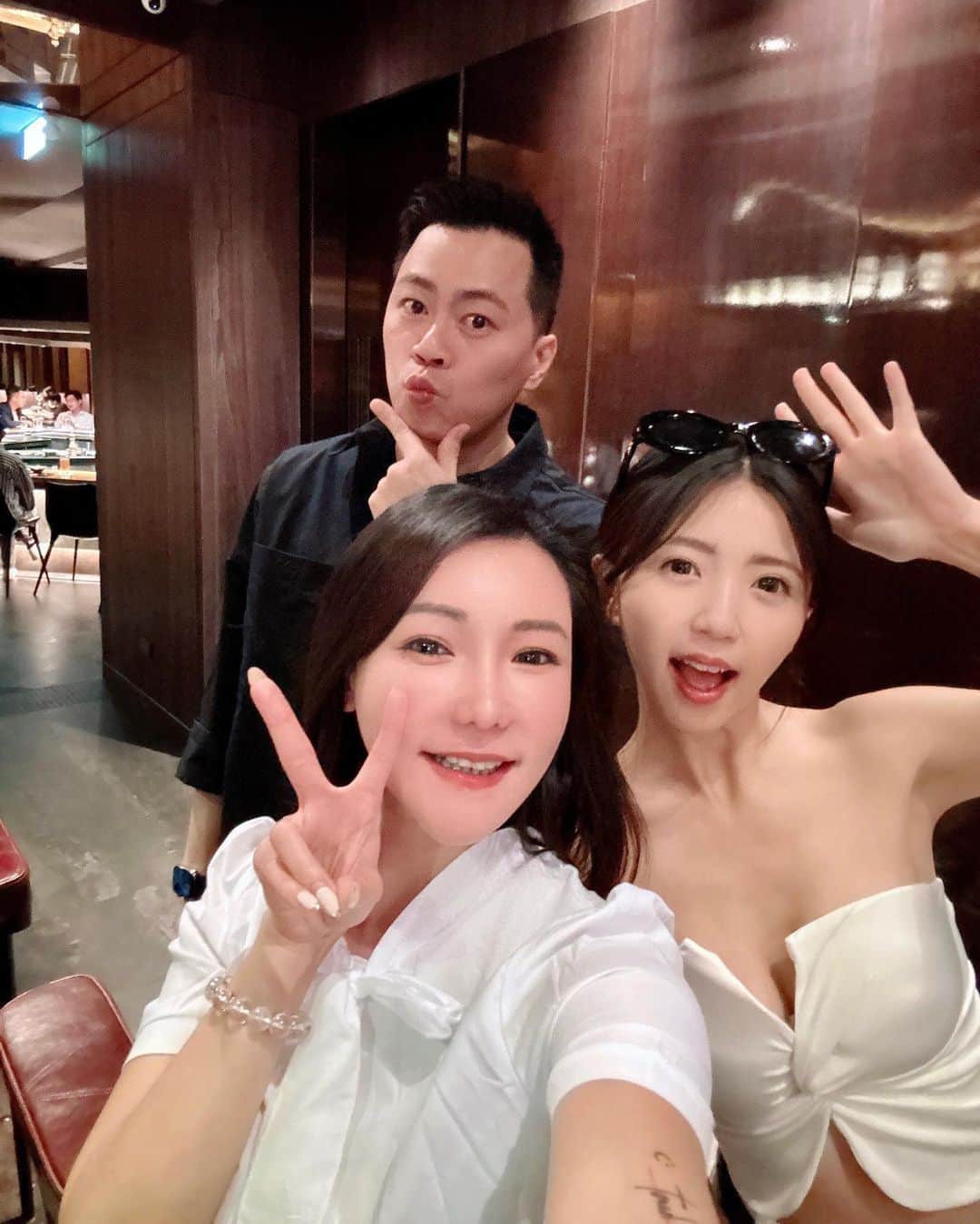 めいのインスタグラム：「— 台湾の予約困難人気ミシュラン焼肉屋さん 誰かがの誕生日ではなく 誰にお祝いするではなく 私たちただの美味しいものを求める仲間🐷❤️  ・ ・ ・　 ・ ・ ・  —  #instapic#日本#taiwan#寫真#portrait#사진#taipei#予約困難店#커피#ポートレート#japanesegirl#beauty#japan#photo_jpn#hermes#섹시#photo#ミシュラン#フォロー#撮影#model#view#焼肉#tokyo#follow#portraitsedition  台北的米其林超難預約人氣燒肉餐廳 沒有誰的生日 也沒有特別慶祝 我們只是很喜歡吃美食的好朋友🐷❤️」