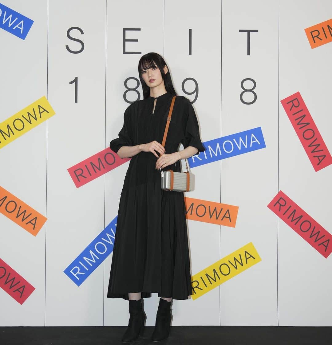 江原美希のインスタグラム：「リモワ 125周年アニバーサリー展「SEIT 1898」✈️🧳 @rimowa   素敵な展示やカラフルなRIMOWAに心奪われました🌈 可愛かったなあ🤍  #RIMOWA125　 #RIMOWAseit1898」