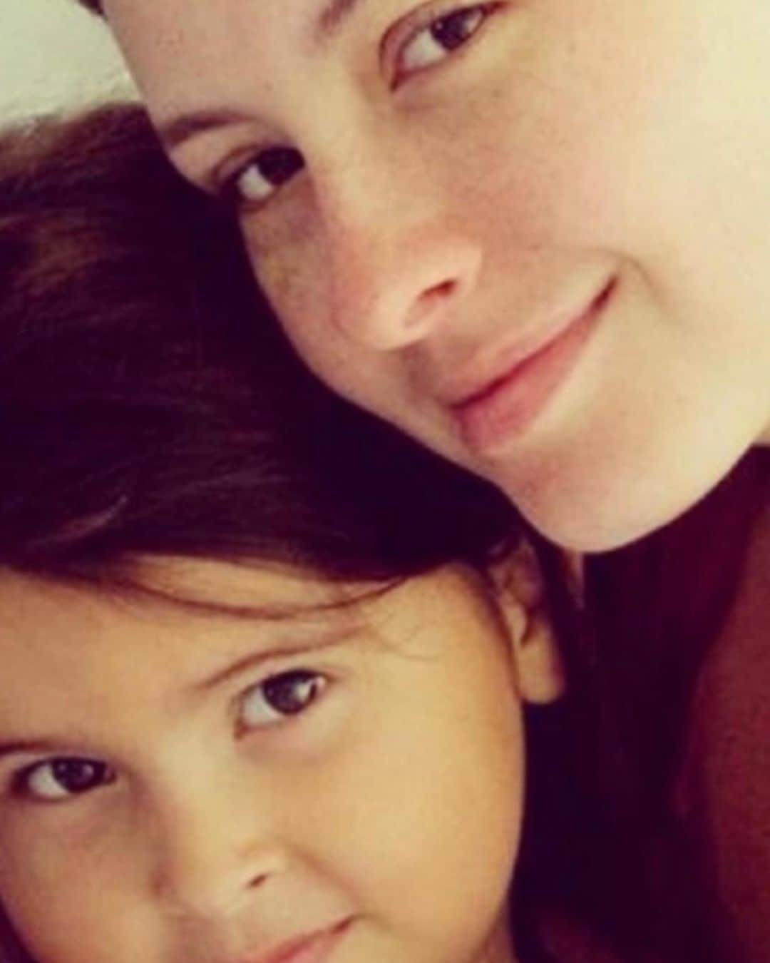 タリアナ・バルガスのインスタグラム：「Hoy cumple 17 años la pequeña de la casa. Cuando Sofi nació yo tenía 18 años y acompañe a mi mama en la primera noche en la clínica; desde entonces no he dejado de amarla. Sofi te has convertido en un ser humano maravilloso te amo mi niña. Pasa muy feliz 🫶🏻」