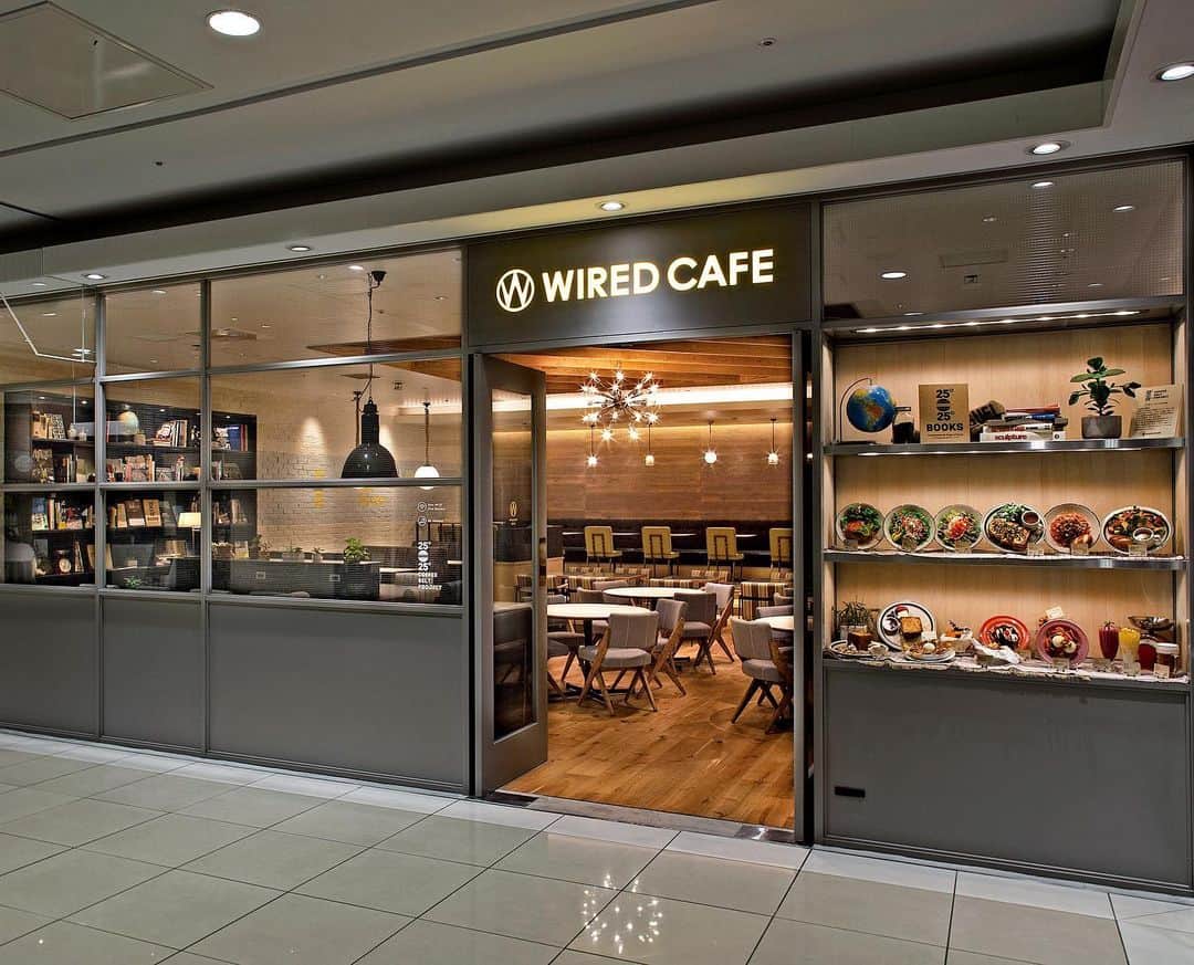 WIRED CAFEのインスタグラム：「【WIRED CAFE ルミネ大宮店】  WIREDは店舗によって店内デザインが違います🌐 大宮店は、白色基調の清潔感ある店頭で、 ゆったりとした椅子で落ち着ける空間となっております。  私のお気に入りポイントは 入って左側にある大きな本棚。📚  大宮店オープン時に関わった社員に 聞いてみたところ、「コーヒーベルト」を テーマにセレクトされた本たちらしいです。  こーひーべるとってなに…  今度はそこに注目して 本を眺めてみようと思います😂  --------------------  📍 〒330-0853  埼玉県さいたま市大宮区錦町630 「ルミネ2」3F  JR大宮駅直結「ルミネ2」3F。 感度の高いアパレルショップが多数並ぶ 賑やかなフロアに位置します。」
