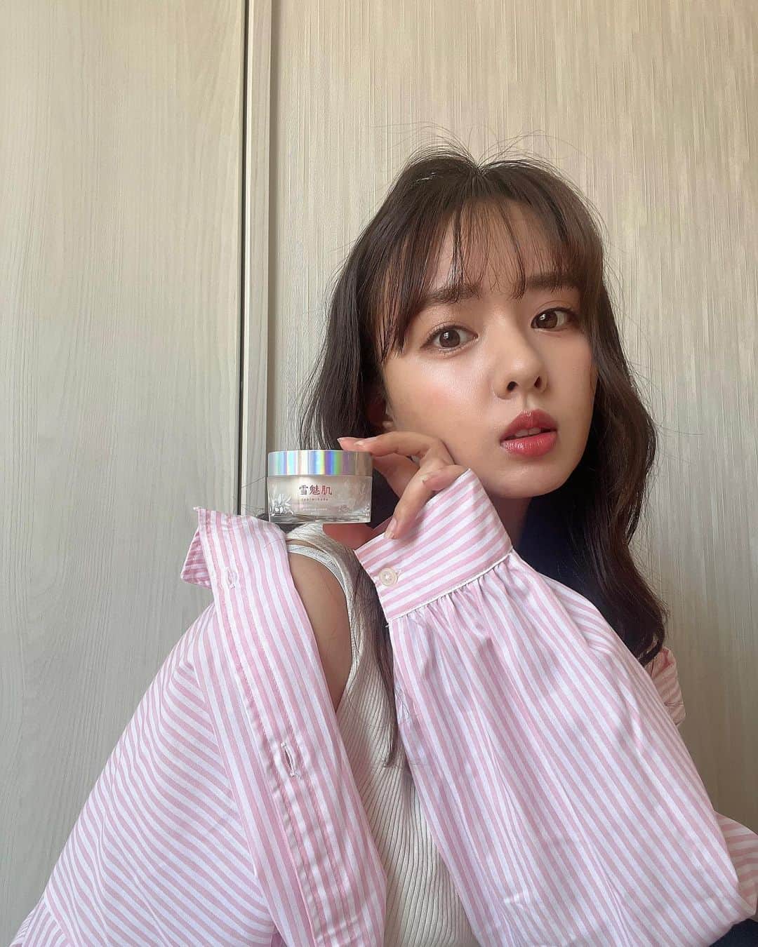 山田菜々のインスタグラム：「4月から使い始めた雪魅肌のクリーム❄️  お風呂あがってからの保湿は、 寝ているあいだのお肌を潤してくれる ひとつのおまもりみたいなアイテムなので、 自分のお肌に合うか合わないかはとてもわかりやすい！  テクスチャーはとても滑らかでお肌につけると みずみずしい印象なのにしっかり翌朝まで 保湿されていてお気に入りのひとつです🥹🫶  夏に向けて美肌、美白力はあげたいところだし なにより新しいものを使い始めたときに 効果がわかるのは楽しいし嬉しいよねっ☺️♡  ぜひ使ってみてください✨  #雪魅肌」