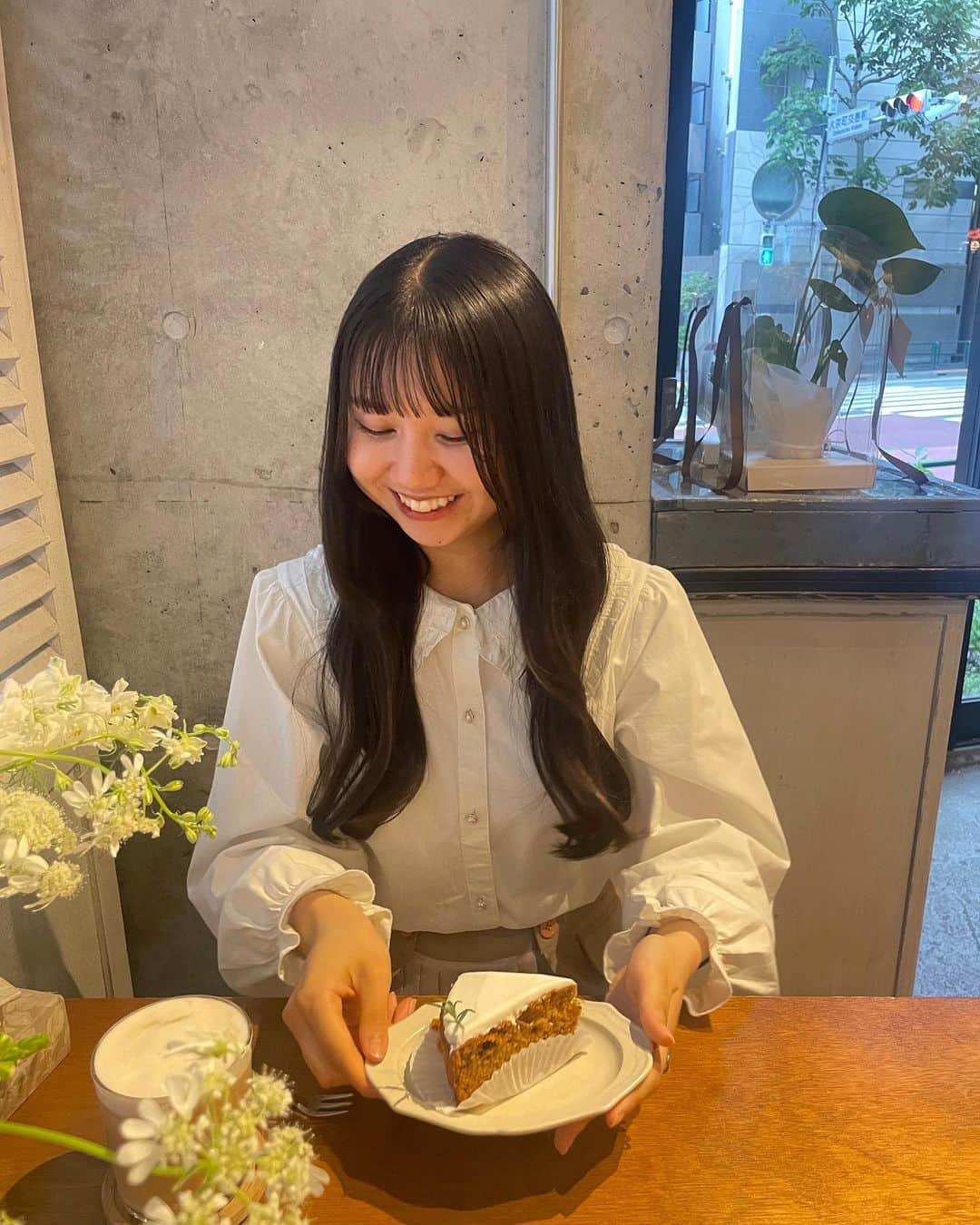のインスタグラム：「あっという間に6月ですね💭  最近は雨が多くて湿気もすごくて嫌だけど、その分晴れた日の嬉しさが増すから それもそれで良いなと思ったり  今年の梅雨は雨の日の楽しみ方を探したいな〜☔️  ．  ．   #05  #05line  #jkブランド #jk3  #お洒落な人と繋がりたい #カフェ好きな人と繋がりたい #ヘアアレンジ  #巻き髪ロング  #ポートレートモデル #ヘアモデル  #カットモデル  #サロンモデル  #せるふぃー  #セルフィー  #レイアウト #いいね #いいね返し  #likes  #ootdstyle  #ootd  #ootdfashion  #followme」