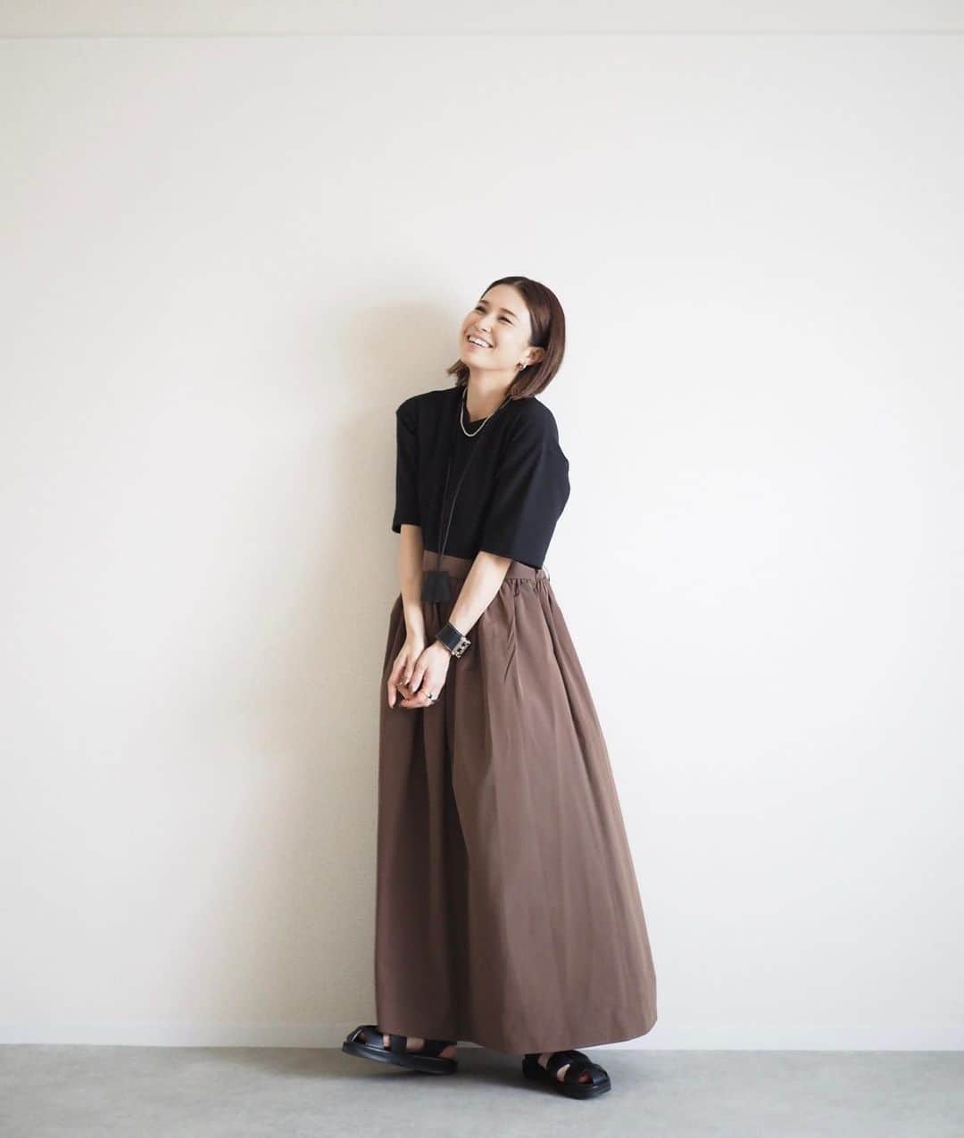 斎藤寛子さんのインスタグラム写真 - (斎藤寛子Instagram)「ドッキングワンピース👗  6/9(Fri)20:00〜新作発売です✨😊  トップスはポンチ素材、スカート部分は、ハリ感あるシワにならない素材♡  洗濯機で洗えます🙆‍♀️❤️  ウエストはお好きなサイズに絞れるようになっています。 ガーリーになりすぎない、シンプルなドッキングワンピースです👗  one-piece @anieca_official   　  #hiroko #158cm #coordinate #outfit#カジュアル#大人カジュアル#アニーカ#instafashion#casual #anieca」6月8日 21時23分 - hiroko4life