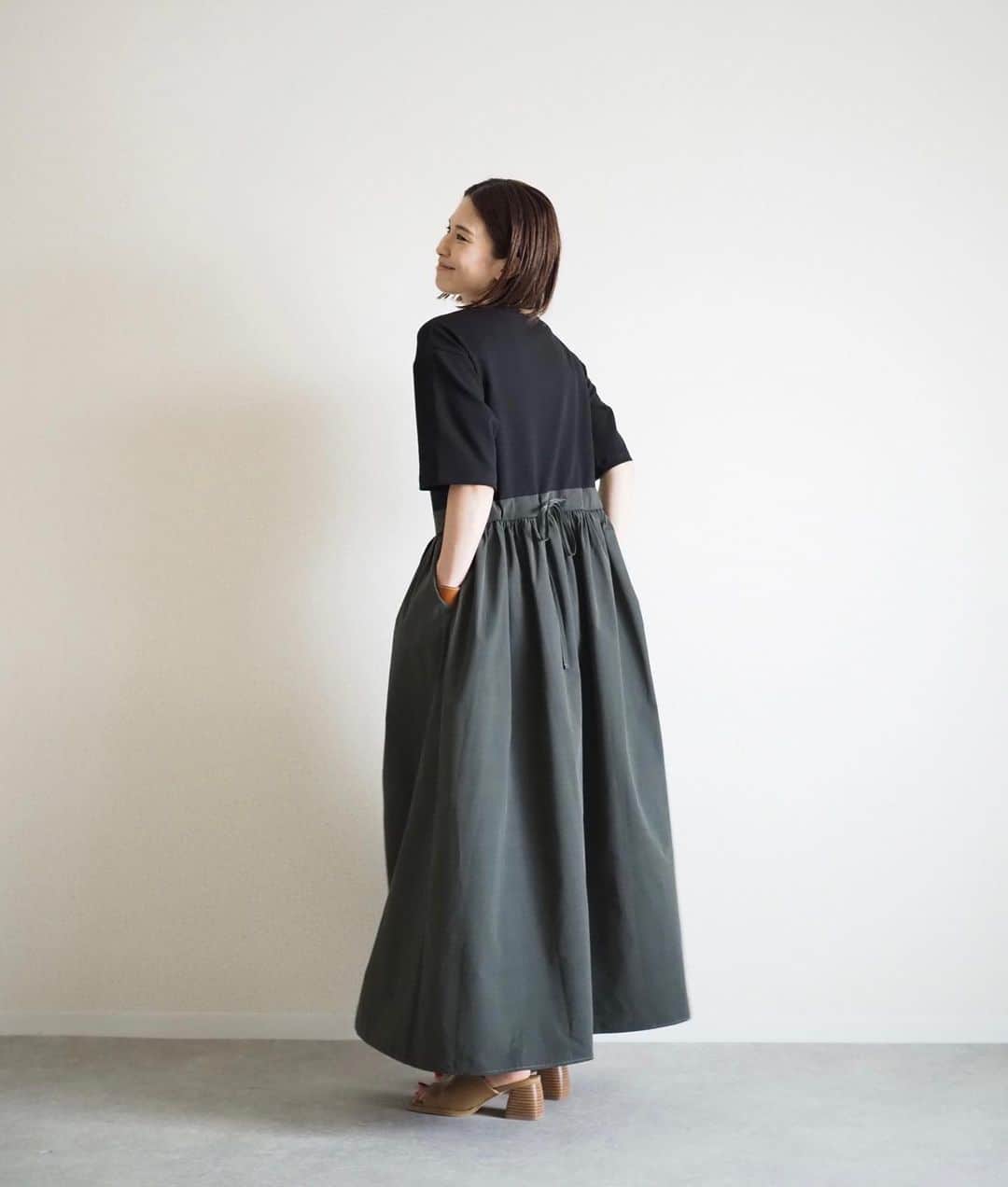 斎藤寛子さんのインスタグラム写真 - (斎藤寛子Instagram)「ドッキングワンピース👗  6/9(Fri)20:00〜新作発売です✨😊  トップスはポンチ素材、スカート部分は、ハリ感あるシワにならない素材♡  洗濯機で洗えます🙆‍♀️❤️  ウエストはお好きなサイズに絞れるようになっています。 ガーリーになりすぎない、シンプルなドッキングワンピースです👗  one-piece @anieca_official   　  #hiroko #158cm #coordinate #outfit#カジュアル#大人カジュアル#アニーカ#instafashion#casual #anieca」6月8日 21時23分 - hiroko4life