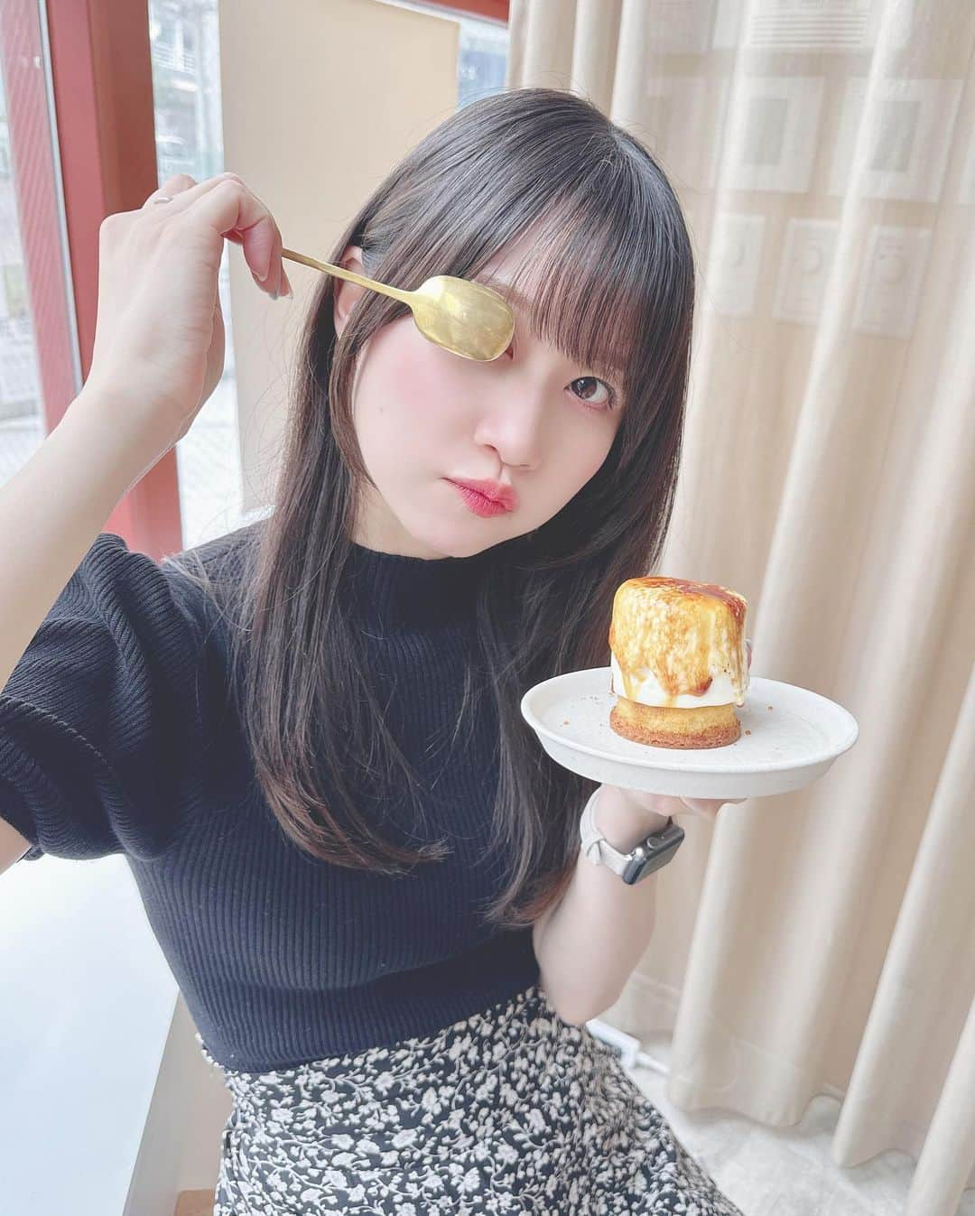 八木沙季のインスタグラム：「🤍🤍  ここのチーズケーキおいしすぎた🥹 ビジュアルからして優勝してる🏆  #下北沢カフェ  #kitasandocoffee」