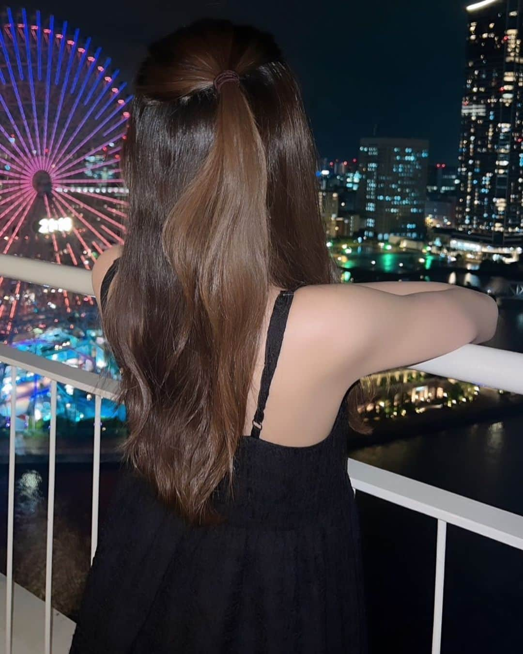 田仲埜愛さんのインスタグラム写真 - (田仲埜愛Instagram)「.  夜景が綺麗すぎた🎡✨  #横浜 #みなとみらい  #部屋からの景色  #夜景 #jk #jkブランド  #sjk #キャミワンピ #fyp #07 #noa❤︎」6月8日 21時26分 - noanoa_38