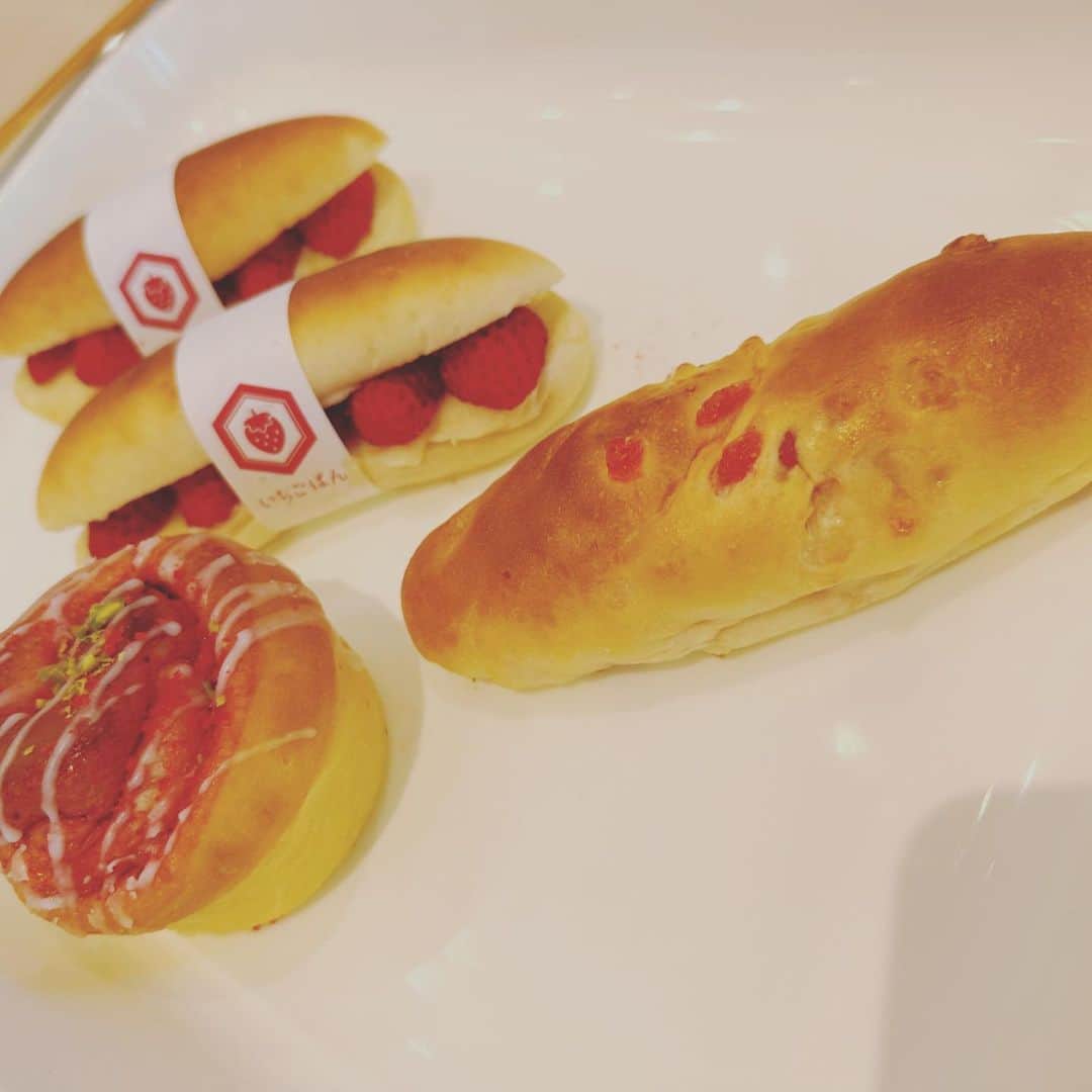 佐井祐里奈さんのインスタグラム写真 - (佐井祐里奈Instagram)「#ツルマガーデン #tsurumapark  #tsurumagarden   ラジオでもご紹介した #いちごぱん  🍓🍞  見た目が可愛すぎるパンがずらりと並んでいて高まる❣️  かわちい🍓うちゅくしぃ🍓（これまた今日ラジオで紹介した若者言葉🥺笑）  しかも味も美味しかった❣️  平日10時に並び始めて、買えたのは10時30分🚶‍♀️🚶‍♀️🚶‍♀️  でも並んでよかったなぁと思える満足感☺️🩷また絶対食べたいなぁ〜🩷  #yunnaログ #鶴舞　#鶴舞公園　#鶴舞カフェ #鶴舞グルメ #鶴舞ランチ #鶴舞駅　#名古屋パン屋」6月8日 21時26分 - yunna_s31