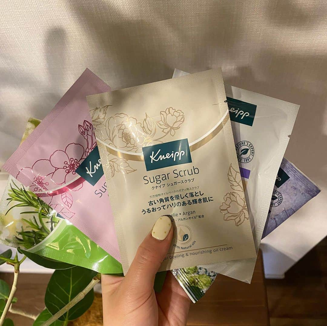 渡辺妃香さんのインスタグラム写真 - (渡辺妃香Instagram)「. @kneipp_japan  クナイプさんのシュガースクラブ お試しさせていただきました🐈  天然植物オイルと砂糖から作られてるみたいです。🛁  クナイプさんの取り組みとしては、、 ・ヴィーガン処方 ・マイクロプラスチックフリー ・フェアトレード契約に基づいた原料使用 ・動物虐待を伴う原料の不使用 ・パラフィン、シリコン 　鉱物油 （ミネラルオイル）、着色料不使用  こういったものがあるみたいで、その中でも 実際に担当者の方から、お話を聞いて印象に残ったのは 【マイクロプラスチックフリー】について。  そもそもスクラブにマイクロプラスチックが使用されていたことも知らなくて、 かつ、それが海洋汚染につながっているということ。  クナイプさんでは、その影響を少しでも減らすために 全製品マイクロプラスチックフリー（マイクロプラスチック無配合）処方となっているそうです🌍  また、全国のロフトで、「ロフト グリーンプロジェクト」が展開されており、使用済み容器の回収などを行なっているそうです。 少しでも地球にやさしい物の選択や、行動を増やしていきたいですね🌿✨  #ロフト展示会 #ロフトグリーンプロジェクト #サステナブルビューティー #PR」6月8日 21時27分 - watanabe_himeka