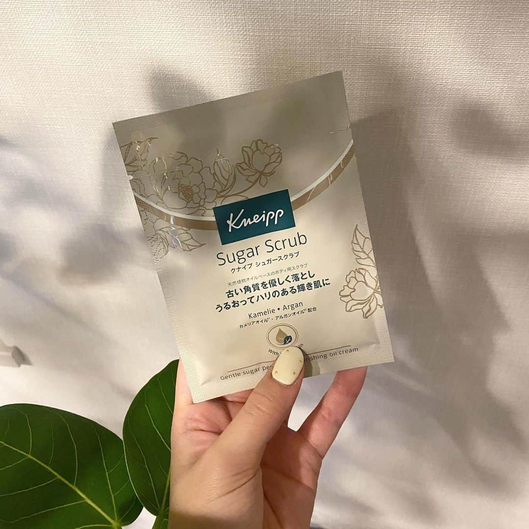 渡辺妃香のインスタグラム：「. @kneipp_japan  クナイプさんのシュガースクラブ お試しさせていただきました🐈  天然植物オイルと砂糖から作られてるみたいです。🛁  クナイプさんの取り組みとしては、、 ・ヴィーガン処方 ・マイクロプラスチックフリー ・フェアトレード契約に基づいた原料使用 ・動物虐待を伴う原料の不使用 ・パラフィン、シリコン 　鉱物油 （ミネラルオイル）、着色料不使用  こういったものがあるみたいで、その中でも 実際に担当者の方から、お話を聞いて印象に残ったのは 【マイクロプラスチックフリー】について。  そもそもスクラブにマイクロプラスチックが使用されていたことも知らなくて、 かつ、それが海洋汚染につながっているということ。  クナイプさんでは、その影響を少しでも減らすために 全製品マイクロプラスチックフリー（マイクロプラスチック無配合）処方となっているそうです🌍  また、全国のロフトで、「ロフト グリーンプロジェクト」が展開されており、使用済み容器の回収などを行なっているそうです。 少しでも地球にやさしい物の選択や、行動を増やしていきたいですね🌿✨  #ロフト展示会 #ロフトグリーンプロジェクト #サステナブルビューティー #PR」