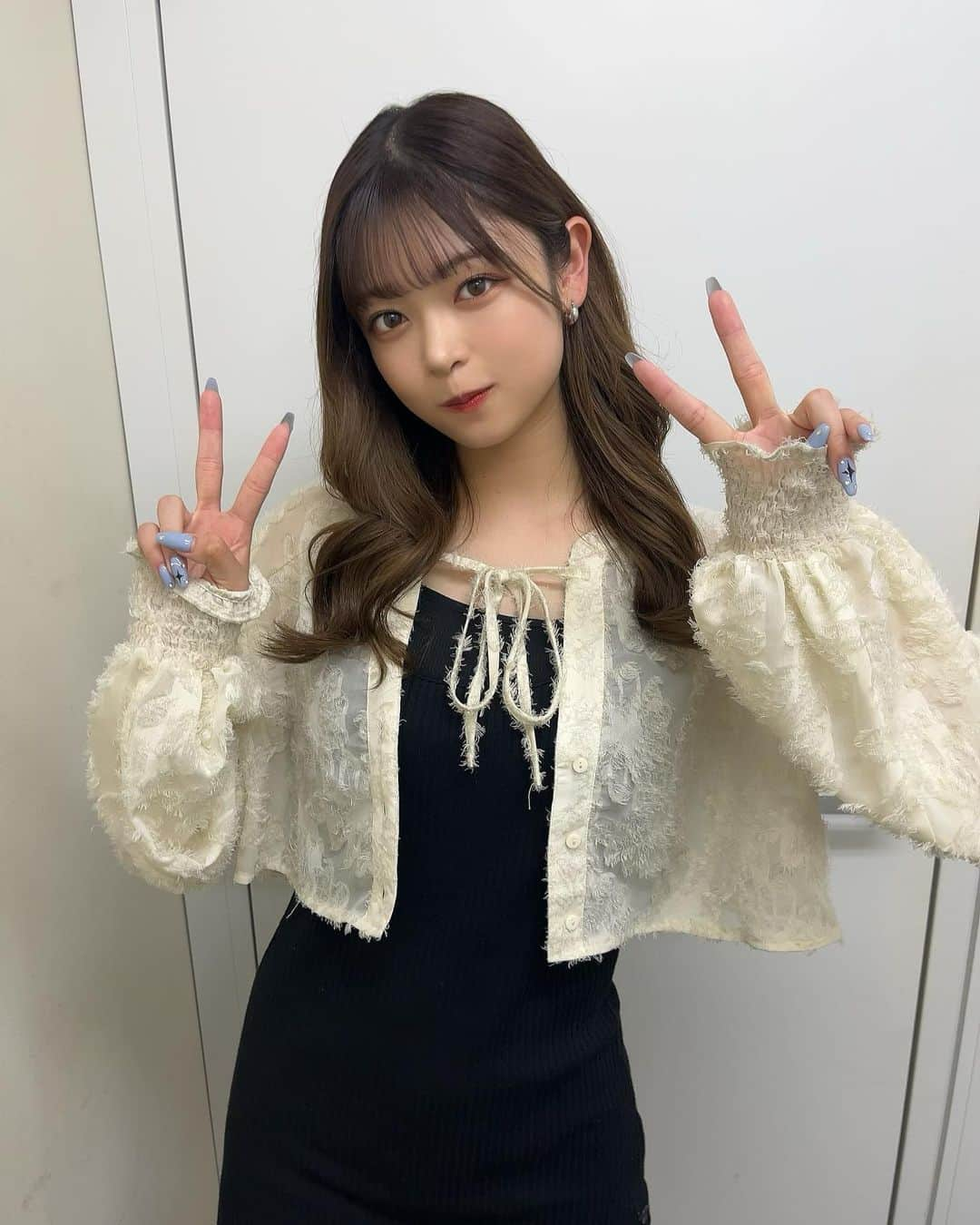 白岡今日花のインスタグラム：「手の平側から見える自分の爪好き✌🏽」