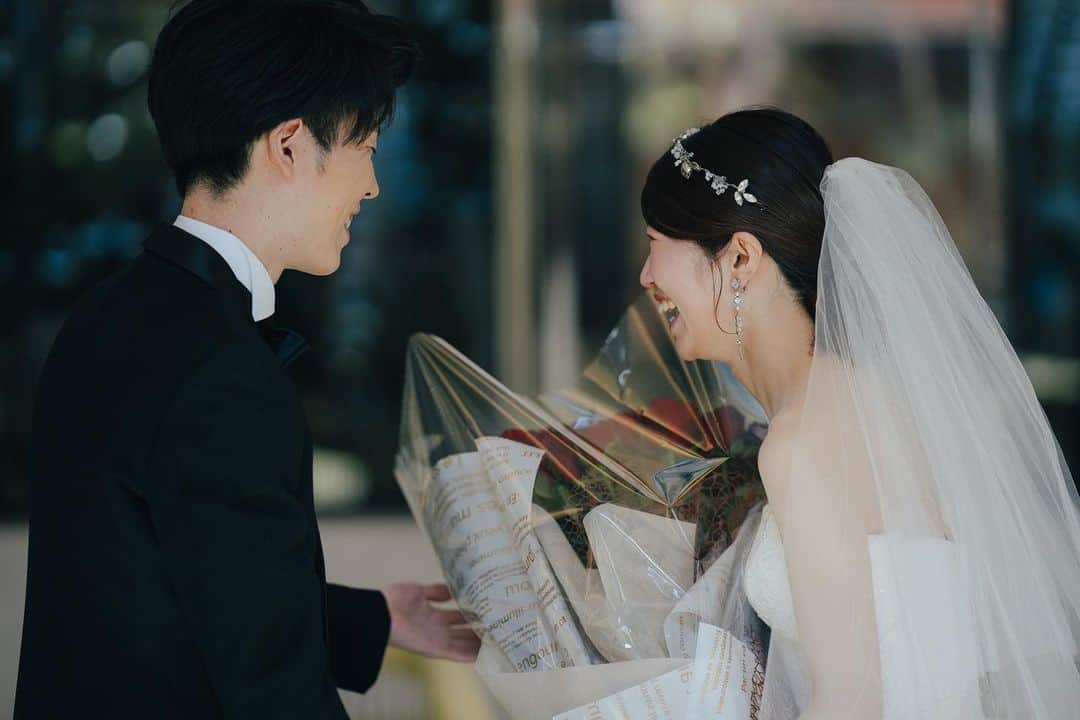 のインスタグラム：「. 想いをこの花束にのせて💐 . . .  【とってもお得なブライダルフェア開催中】 1番お得なフェア予約はインスタへのDM または公式HPからご予約を！ @quantic.asia   〒810-0001  福岡市中央区天神2-3-33 092-717-7200 QUANTIC(クアンティック)  . . 【 @milastale.dress 】先輩花嫁の リアルなコーディネートを紹介中です👰🏻‍♀️ お洒落な着こなしを是非参考にして下さい いいね♡フォロー♡お待ちしております  【 @quantic.asia 】 milastaleのドレスや和装が着れる式場💒 リアルウェディング🤵🏻👰🏻‍♀️も随時紹介中！  【 @quanticcoordinate 】 花嫁様こだわりの会場コーディネートや ブーケ💐ケーキ🎂 . . 4/4(火)より3ヶ月間、 LOVE FMの番組「Top of the Morning」内にて、 アルカディアグループpresents『Let’sコトノハウェディング !!』のコーナーがオンエア中！ DJ Annaさんと一緒に心温まる素敵な結婚式のエピソードなど現役ウェディングプランナーたちからご紹介させて頂きます！ 毎週火曜日10時20分〜10時30分ぜひお聴きください！！ . . . #QUANTIC #クアンティック #結婚式 #福岡花嫁 #クアンティック花嫁  #プレ花嫁 #卒花嫁 #ウェディング #ウェディングドレス #ウェディングヘア #ウェディングブーケ #挙式入場 #プラコレ #marry花嫁  #ウェディングフォト  #結婚式場 #日本中のプレ花嫁さんと繋がりたい #ウェディングニュース #プロポーズ #入籍 #結婚準備 #サプライズ #wedding #ベストショット #大人可愛い #撮影指示書 #美花嫁図鑑 #mydress #2023秋婚 #2023冬婚」