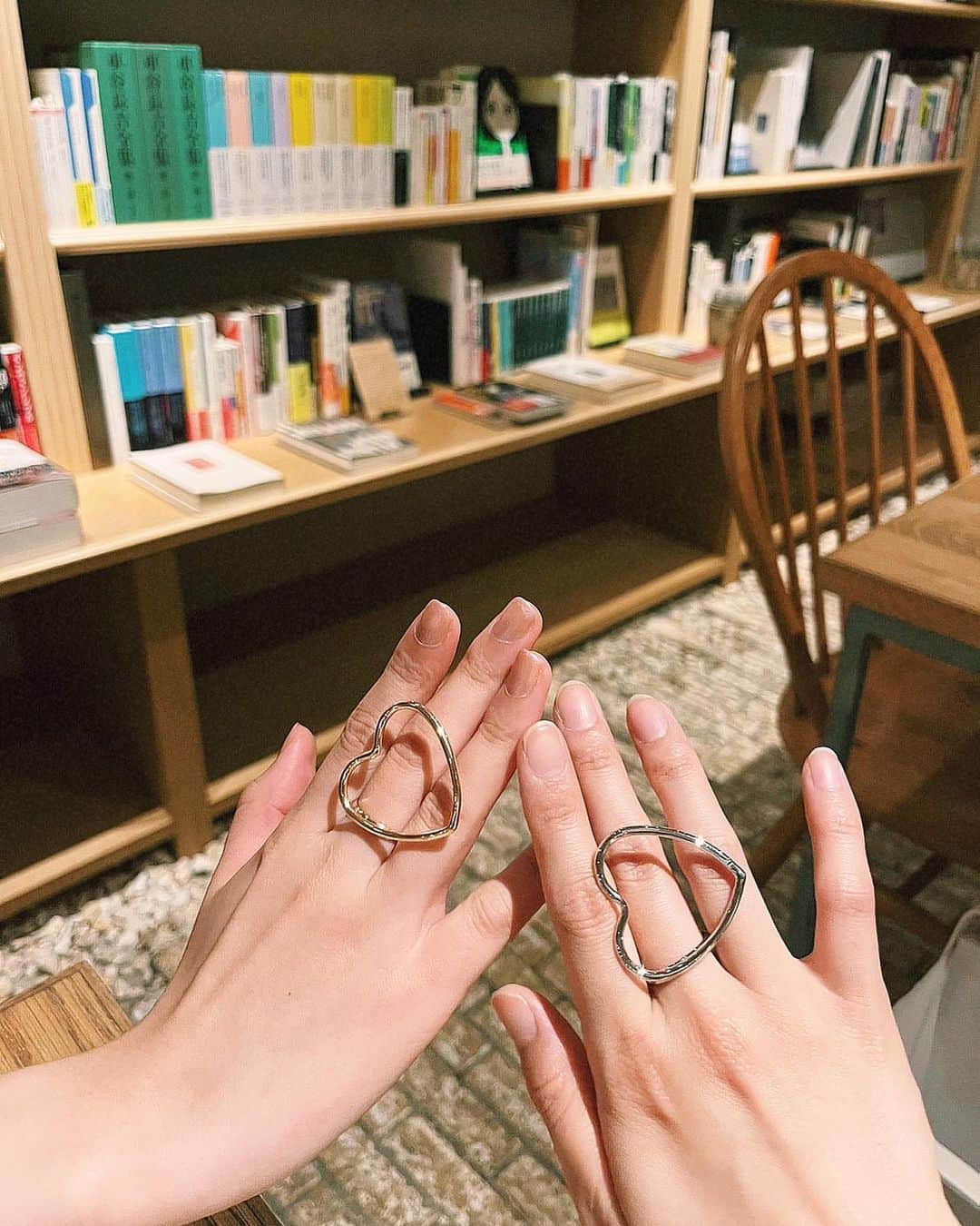 中村里帆さんのインスタグラム写真 - (中村里帆Instagram)「お揃いのハートの指輪をプレゼントするなんて恥ずかしすぎて、きっと美羽にしかできません。笑  改めて誕生日おめでとう！ そして10年も仲良くしてくれてありがとう！！㊗️ 末永ーーーーーくよろしく🫶」6月8日 21時40分 - __rihostagram__
