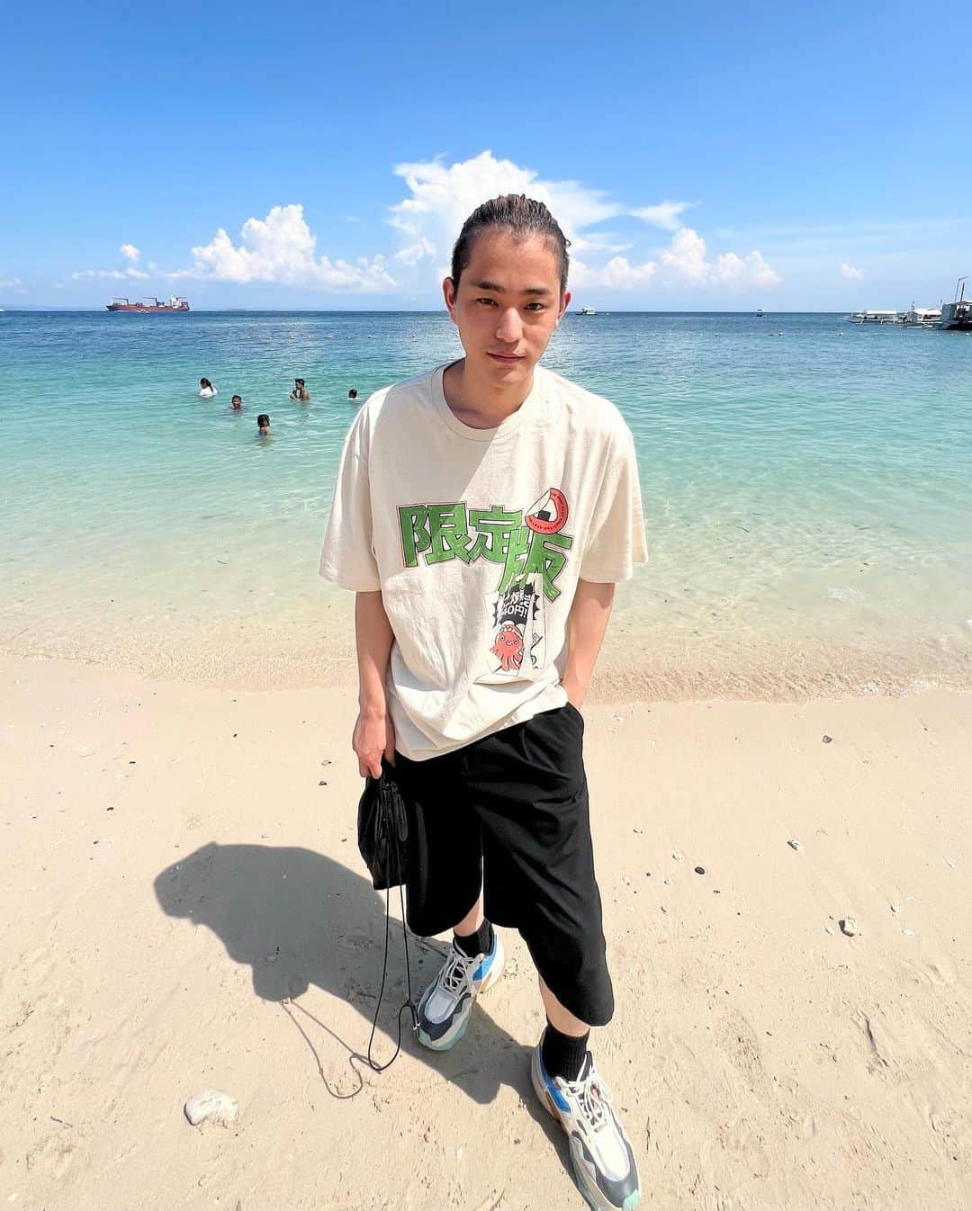 三海裕弥のインスタグラム：「There's no other person in the world who is the exactly the same as you.  You're special✨ #限定版 #Limited」