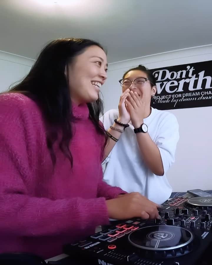 小野美公のインスタグラム：「Been doing some DJ sessions with @mikuhead to get her prepped and ready for her gigs. Lots of laughs all around 🤣」