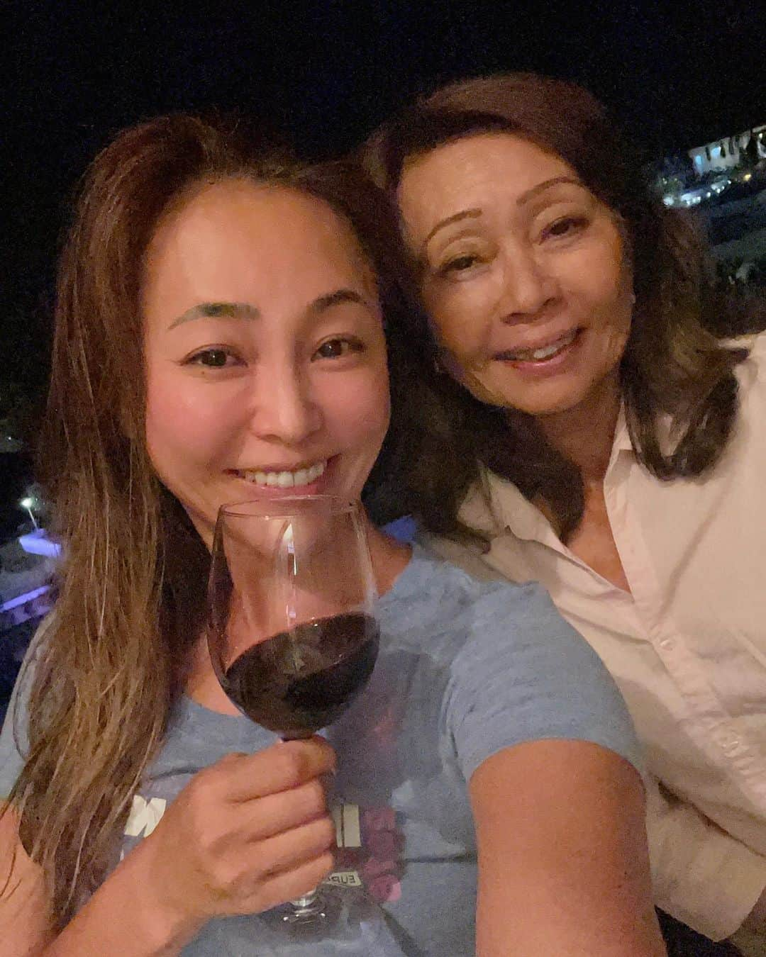 黒田愛美さんのインスタグラム写真 - (黒田愛美Instagram)「2人と最後の夜は Airbのポーチで二次会🍷  2人は、 🇺🇸から🇵🇹に移住を考えていて その前に3ヶ月間🇵🇹で過ごす予定だけど、 最終decisionを聞いたら 迷ってました😂  確かに私も ポルトガル🇵🇹興味あったけど 数ヶ月ならいいけど 今のところは無しかなw  やはり 日本🇯🇵と他の国との行ったり来たりがbest life 💙  ポーチから見える Pink moon 🌕がとっても大きくてきれいでした❣️🩷 （写真じゃ伝わらないけど）  2人がいなければ ポルトガル🇵🇹だけを こんなに長く旅する事はなかった😊 （まだ数日あるけど！） Thank you for letting us joining to your journey 🥰 Love you guys and looking forward to seeing you next year 😍😍😍 Miss you 🥲😘😘😘  #ポルトガル移住 #叔母と姪 #portimao #ポルティマン #portugal  #アルガルヴェ #ポルトガル #ポルトガル旅行 #親子旅 #黒田愛美」6月8日 21時32分 - kurodaaimi