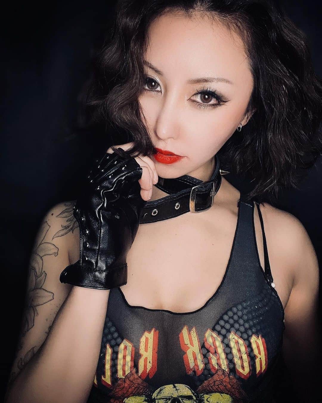 Rilyのインスタグラム：「明日の金曜日パリオンにて バンドと初コラボします🎸🎙🔥🔥 密かにやりたいと思っていた事が叶って 実現する事になりました🥹❤️❤️❤️ パリオンでしか聴けない新曲お楽しみに⚡️ ． ． ． #バーレスク東京#スーパーバーレスク東京 #burlesquetokyo#partyon#partyontokyo  #show#showgirl#dance#pole#poledance #nightclub#roppongi#六本木 #partyon#partyontokyo  #エンタメ活動を止めない」