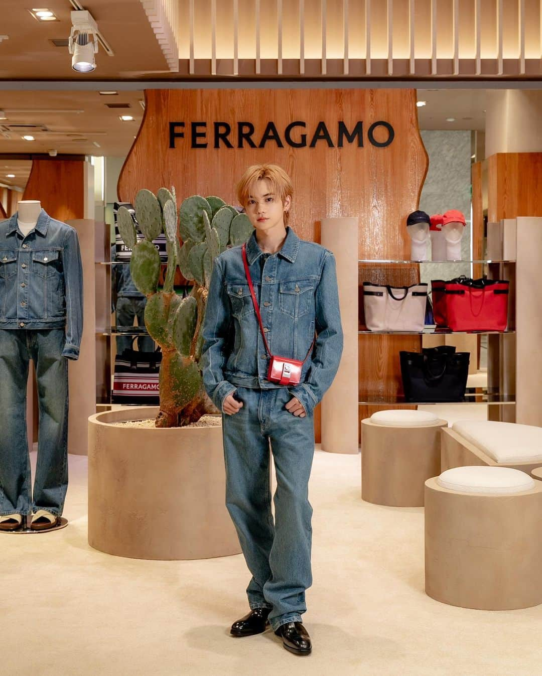 吉野北人のインスタグラム：「FERRAGAMO MEN'S POP UP STORE 6/7〜20  ＠FERRAGAMO #FERRAGAMO #フェラガモ #PR」