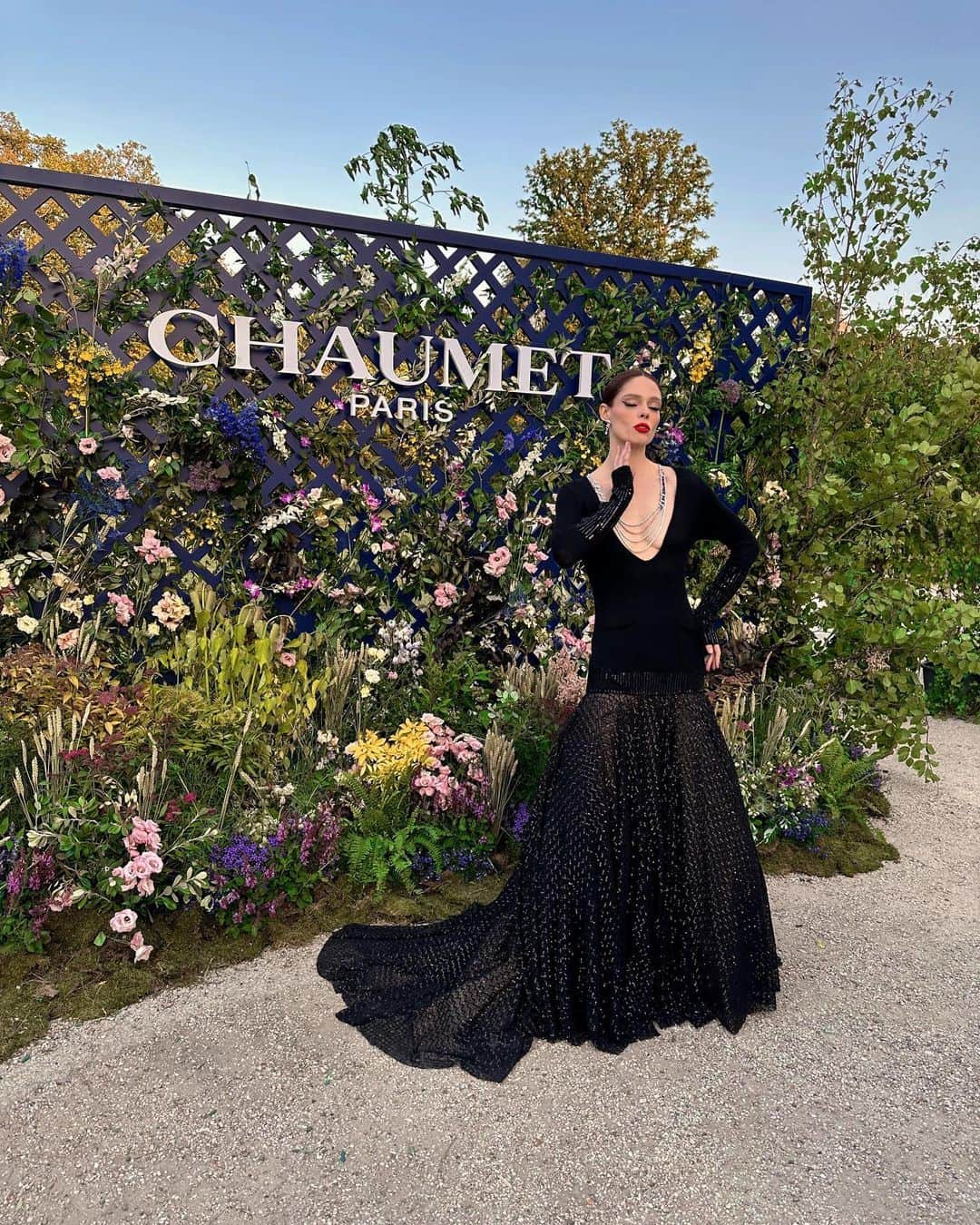 ココ・ロシャのインスタグラム：「Thank you to @chaumetofficial for an unforgettable night at a truly magical location ✨   Makeup by @samira_pikpo  Hair by @alexandrinepiel  Styled by @ilya.vanzato  Dress by @alexismabille  #LeJardindeChaumet #ChaumetHighJewellery  Special thanks to @edouardsiney @victoria_fabre, @eloisecoisy, @jamesedwardconran」