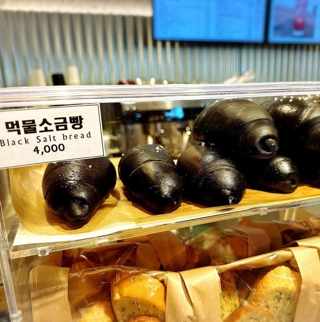 とぎもちさんのインスタグラム写真 - (とぎもちInstagram)「. 【仁川 🇰🇷 인천】  仁川国際空港第1ターミナルの中にある cafe チョンヘユン☕️💕  ここのキャラメルシナモン塩パンが 絶品過ぎるって前紹介したんですが 今回はこのイカスミキャラメルシナモン塩パン 食べてみた🥐💕  こっちも美味しい…けど やっぱり前のイカスミじゃない方が好きかも🤣💓  とりあえずここの キャラメルシナモン塩パンは 絶対食べてほしい。。  #cafechenghyeyum #cafeチョンヘユン #カフェチョンヘユン #キャラメルシナモン塩パン #塩パン #仁川国際空港第１ターミナル #仁川国際空港 #仁川国際空港カフェ #카페청혜윰 #인천국제공항 #인천 #인천국제공항제1터미널 #인천공항카페 #카라멜시나몬소금빵 #とぎもち塩パン #とぎもちキャラメルシナモン塩パン #とぎもちカフェチョンヘユン #とぎもちパン #とぎもち仁川国際空港 #とぎもちチョンヘユン」6月8日 21時34分 - togistagram