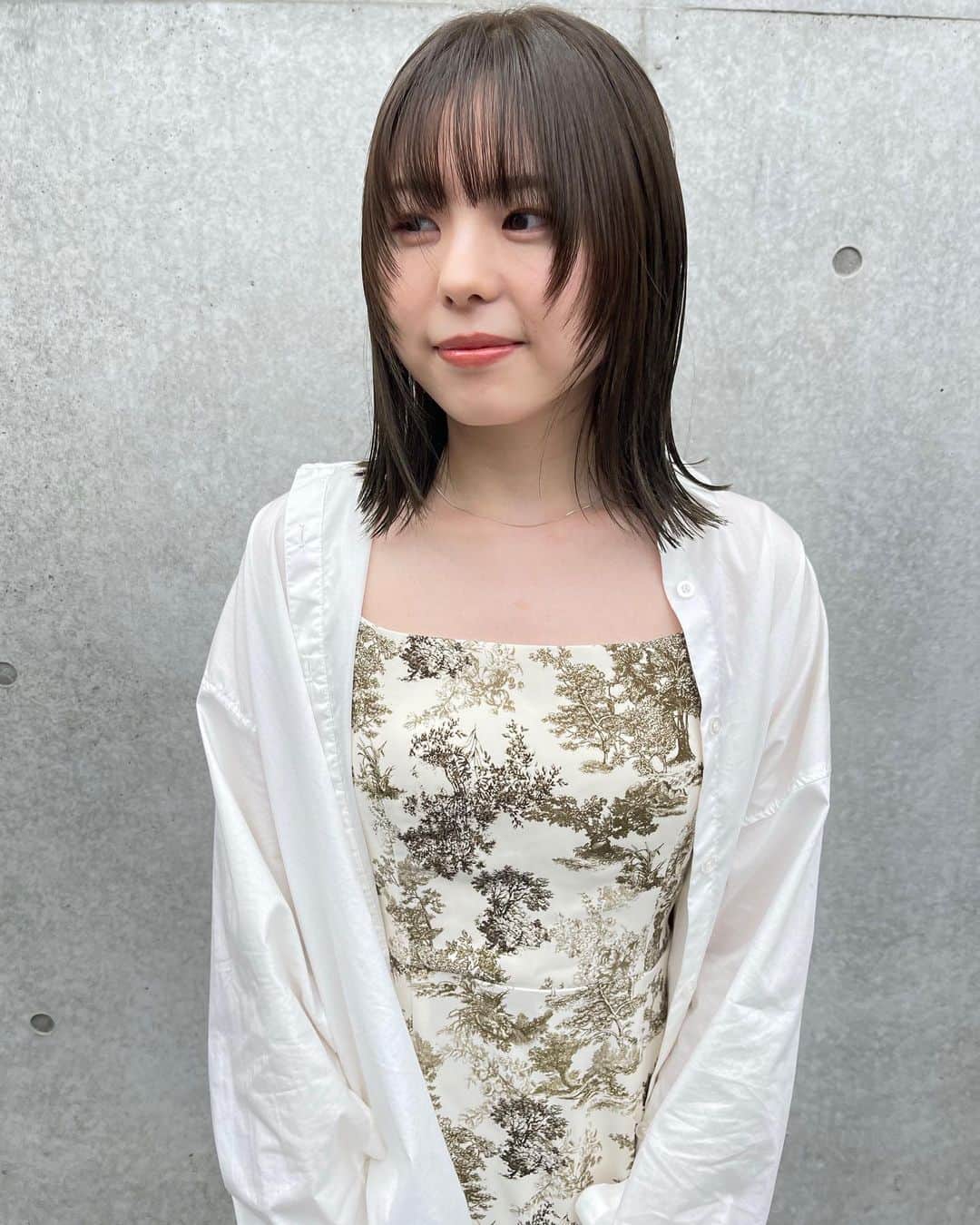 のインスタグラム：「. mash bangs✂︎  #マッシュバング #外ハネボブ #ミディアムヘア #オリーブベージュ #オリーブカラー #顔まわりカット #顔まわりレイヤー #外国人風カラー」