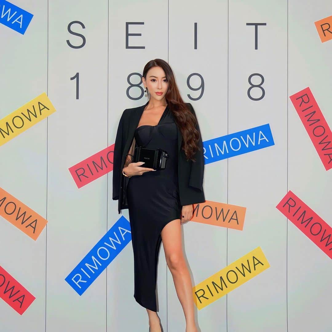のインスタグラム：「SEIT 1898🧳 普段から愛用してるRIMOWAのオープニングレセプションに行ってきました✈️  『SEIT 1898』は6月9日~6月18日までの間、ヨドバシ J6 ビル(※旧JING)で開催しています！会場の中は凄く素敵な空間なので興味がある方は是非行ってみてくださいね💕  @rimowa  #RIMOWA125　 #RIMOWAseit1898」