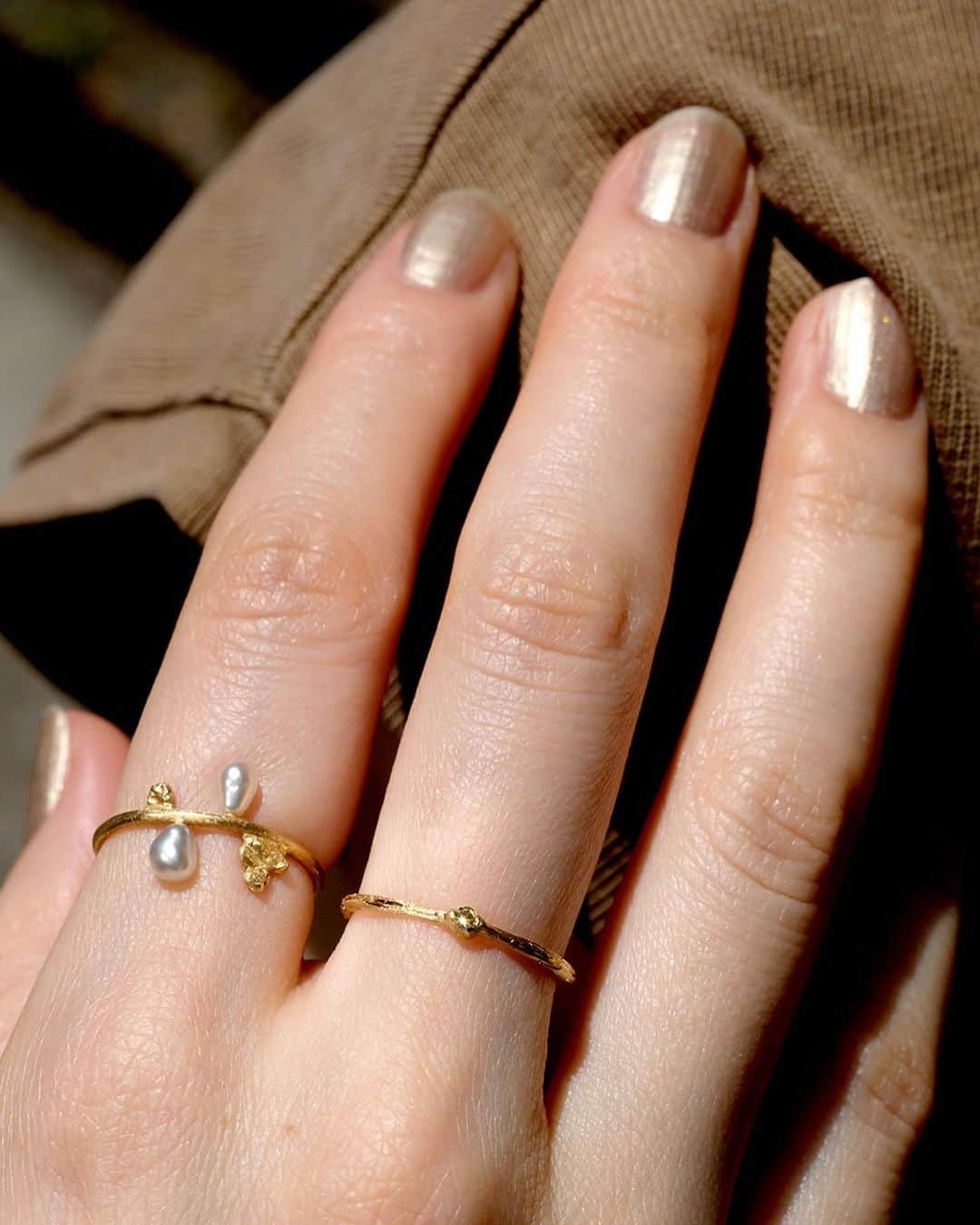 muskaのインスタグラム：「"nar" Green Diamond Ring  18kYG/Green Diamond  #muskajewelry #the6thnight #diamondring #goldanddiamind #simplerings #delicaterings #ダイヤモンドリング #シンプルリング #ゴールドリング #18金リング」