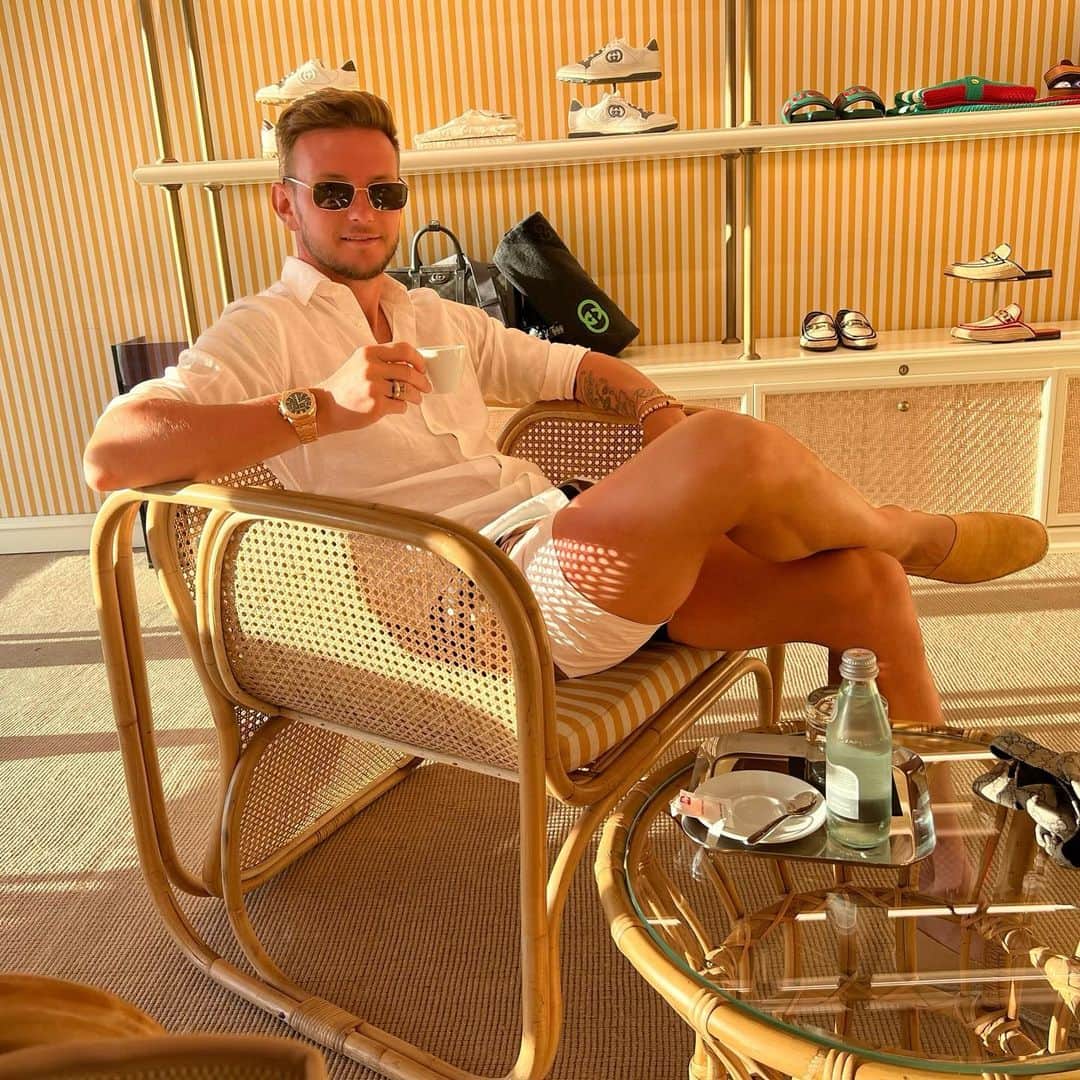 イヴァン・ラキティッチのインスタグラム：「😎☕️🌊 #relax #vacaciones」
