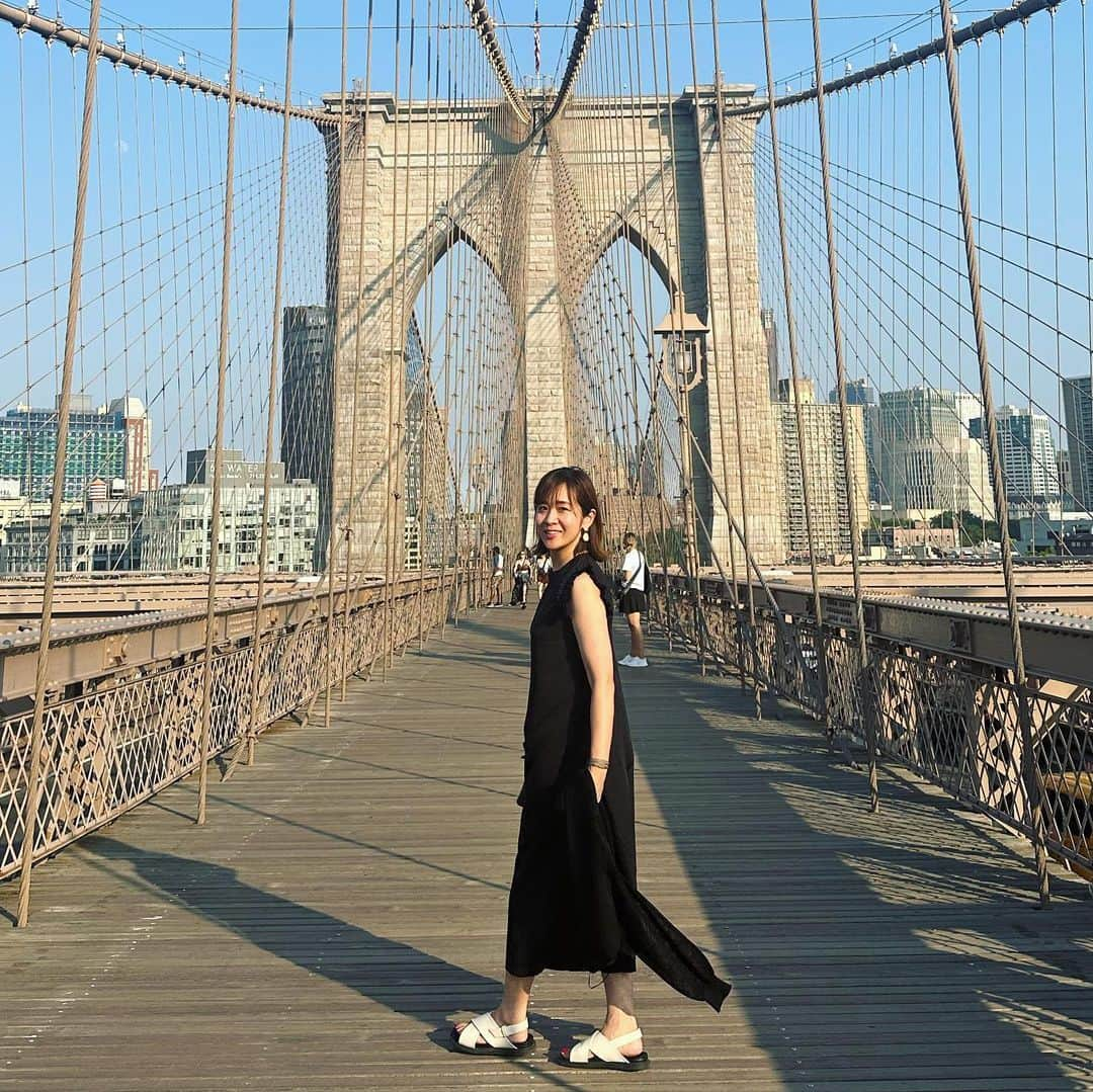 福吉 彩子のインスタグラム：「働くかあさんの旅するコーデ 9ヶ月ぶりに降りたったNY 到着後すぐ、時差ぼけ解消のための散歩にでたら、30度近いピーカンのお天気☀️旅の直前で買い足した#シアーロングガーディガン　が冷房避けになりなかなか良き🤍 サンダルも機内でむくんでもへっちゃらだし、どこまでも歩けるふわふわが大活躍でした！ all in one #shein cardigan #gu sandals #uniqlo   ☆☆☆☆ 乗り換え兼ねた、滞在時間20時間の弾丸NY せっかくなんで前回行きそびれた場所に。 #brooklynbridge を渡って、　#onehotelbrooklynbridge のルーフトップからの見た景色は、夕暮れもあいまって、それはそれは素晴らしく(3.6.10枚目) ああNYに来たなあって感じます。このホテルはインテリアめちゃくちゃおしゃれで注目でした！ NYに初めて行った20年近く前、まだブルックリンがこんな風なトレンドエリアになる前からあり、いっつも行列してるね〜と眺めていたピザ屋さんにも行くことができたし(5枚目、どでかい🍕)弾丸ながらも911メモリアルミュージアムに足も運べて大満足！(9枚目) 9ヶ月前と比べると観光客は激増し、すっかりコロナ禍前に戻った感じのNY。いつ来てもエキサイティングな街。 ふらっと遊びに来れる距離感にあればいいのにな、13時間はやっぱ遠いな。  #ワーママ #ワーママコーデ #働くかあさん  #プチプラコーデ  #アラフォーファッション  #Domani #雑誌ドマーニ  #ny #ニューヨーク #ニューヨーク旅行」