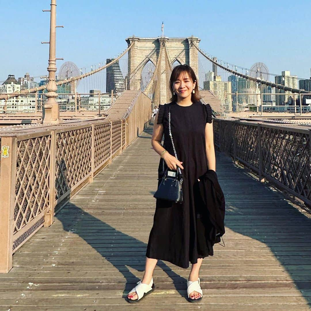 福吉 彩子さんのインスタグラム写真 - (福吉 彩子Instagram)「働くかあさんの旅するコーデ 9ヶ月ぶりに降りたったNY 到着後すぐ、時差ぼけ解消のための散歩にでたら、30度近いピーカンのお天気☀️旅の直前で買い足した#シアーロングガーディガン　が冷房避けになりなかなか良き🤍 サンダルも機内でむくんでもへっちゃらだし、どこまでも歩けるふわふわが大活躍でした！ all in one #shein cardigan #gu sandals #uniqlo   ☆☆☆☆ 乗り換え兼ねた、滞在時間20時間の弾丸NY せっかくなんで前回行きそびれた場所に。 #brooklynbridge を渡って、　#onehotelbrooklynbridge のルーフトップからの見た景色は、夕暮れもあいまって、それはそれは素晴らしく(3.6.10枚目) ああNYに来たなあって感じます。このホテルはインテリアめちゃくちゃおしゃれで注目でした！ NYに初めて行った20年近く前、まだブルックリンがこんな風なトレンドエリアになる前からあり、いっつも行列してるね〜と眺めていたピザ屋さんにも行くことができたし(5枚目、どでかい🍕)弾丸ながらも911メモリアルミュージアムに足も運べて大満足！(9枚目) 9ヶ月前と比べると観光客は激増し、すっかりコロナ禍前に戻った感じのNY。いつ来てもエキサイティングな街。 ふらっと遊びに来れる距離感にあればいいのにな、13時間はやっぱ遠いな。  #ワーママ #ワーママコーデ #働くかあさん  #プチプラコーデ  #アラフォーファッション  #Domani #雑誌ドマーニ  #ny #ニューヨーク #ニューヨーク旅行」6月8日 21時43分 - fuku44aya