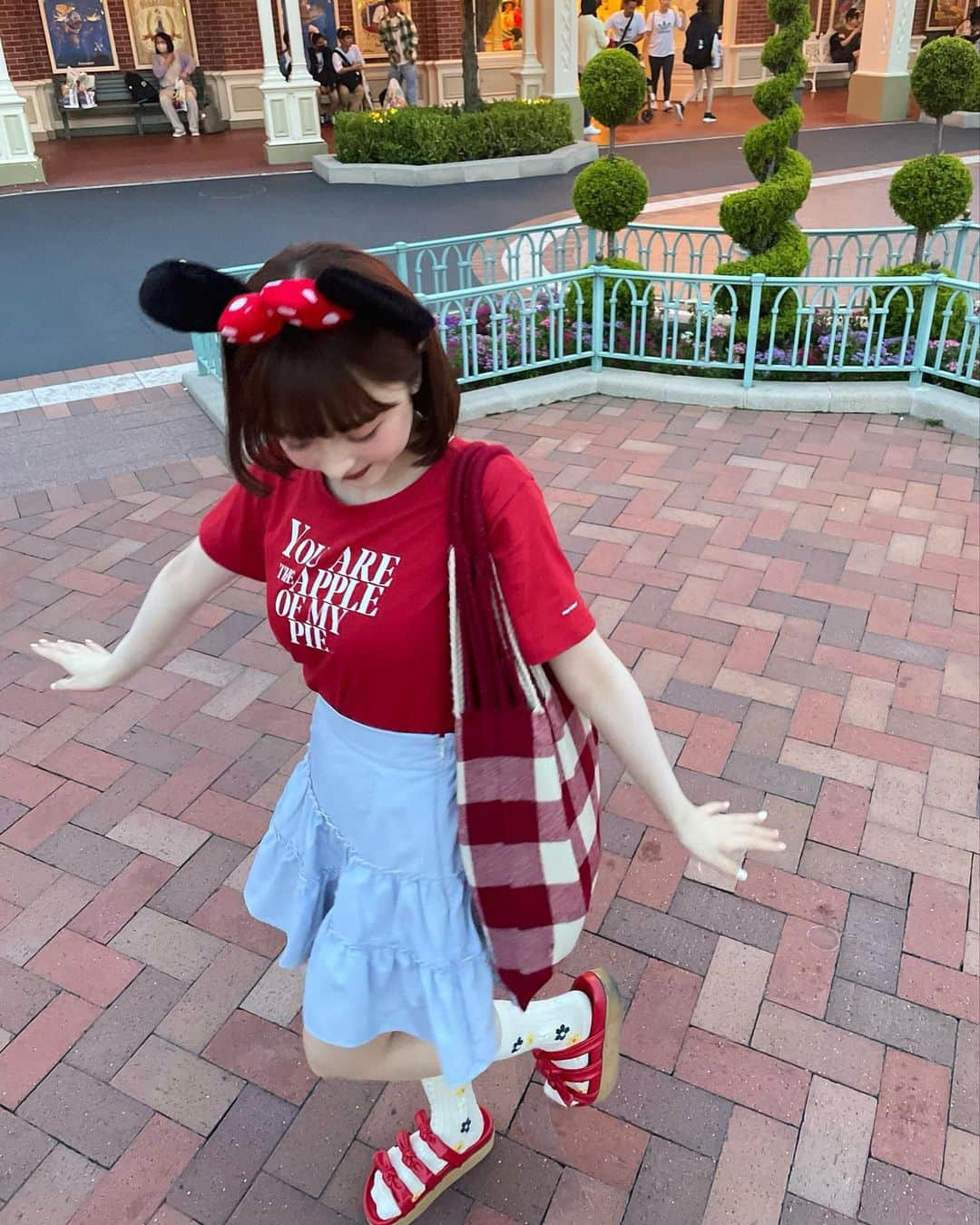 新田湖子さんのインスタグラム写真 - (新田湖子Instagram)「急遽決まったDisney land🐭🪄 だいぶ前だけど.. 40周年ディズニー行けてうれし、♡」6月8日 21時49分 - coconitta0809