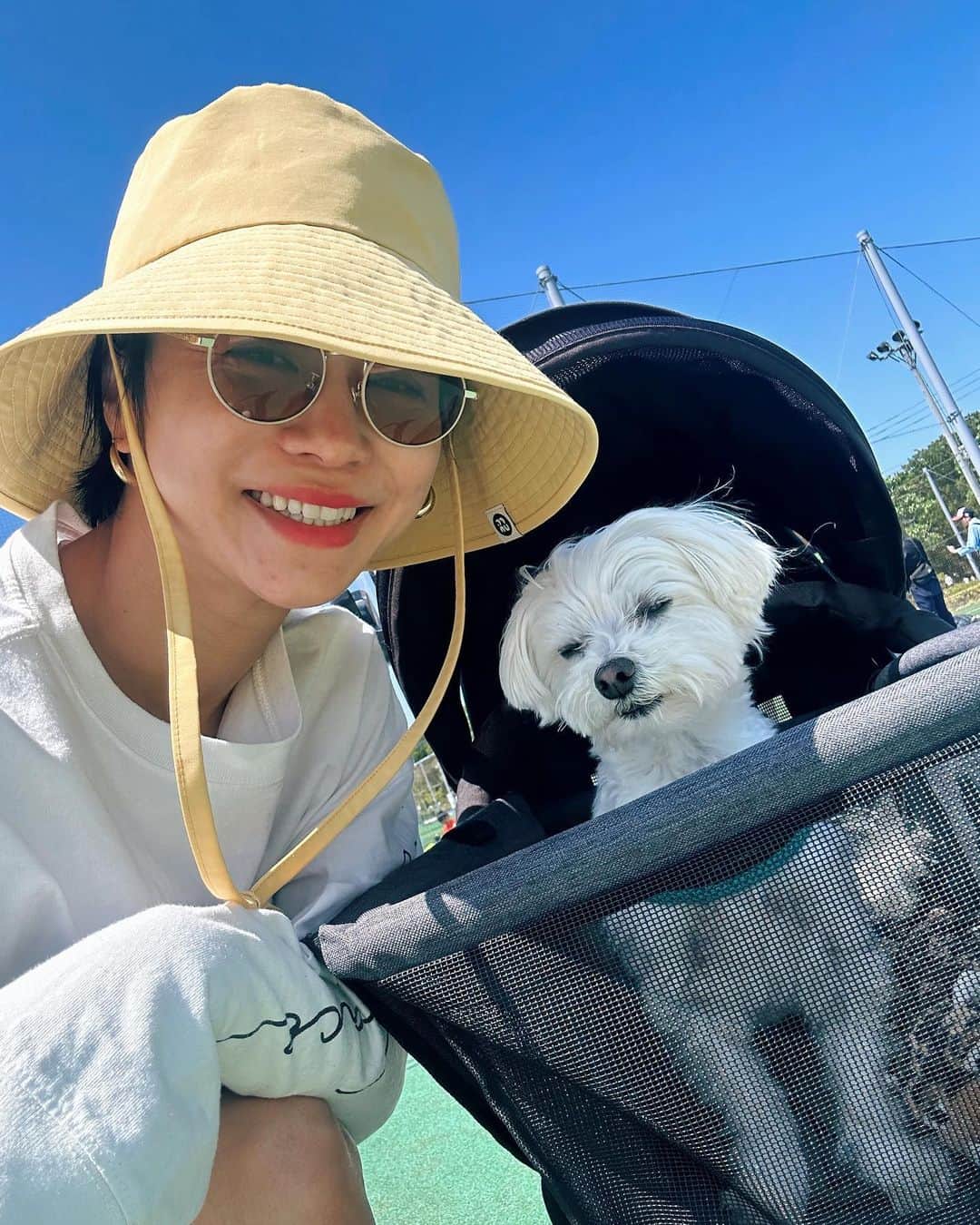 忍舞のインスタグラム：「ハルと。  サングラスに帽子は必須ね。  #なんでもない日」
