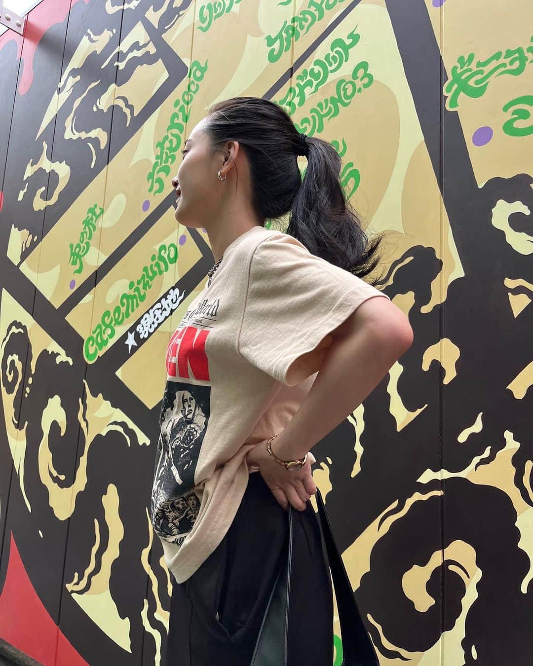 早坂風海さんのインスタグラム写真 - (早坂風海Instagram)「なんか凄い壁🐈 ⁡ と、ピザ🍕 ⁡ ⁡ ⁡#安定のTシャツスタイル #早坂風海 #カザスタグラム」6月8日 21時44分 - kazami42_official