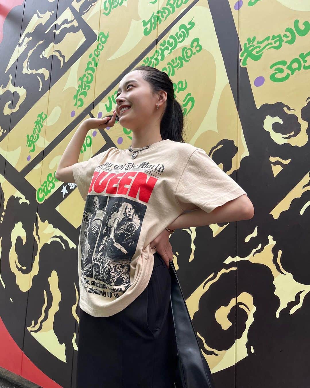 早坂風海のインスタグラム：「なんか凄い壁🐈 ⁡ と、ピザ🍕 ⁡ ⁡ ⁡#安定のTシャツスタイル #早坂風海 #カザスタグラム」