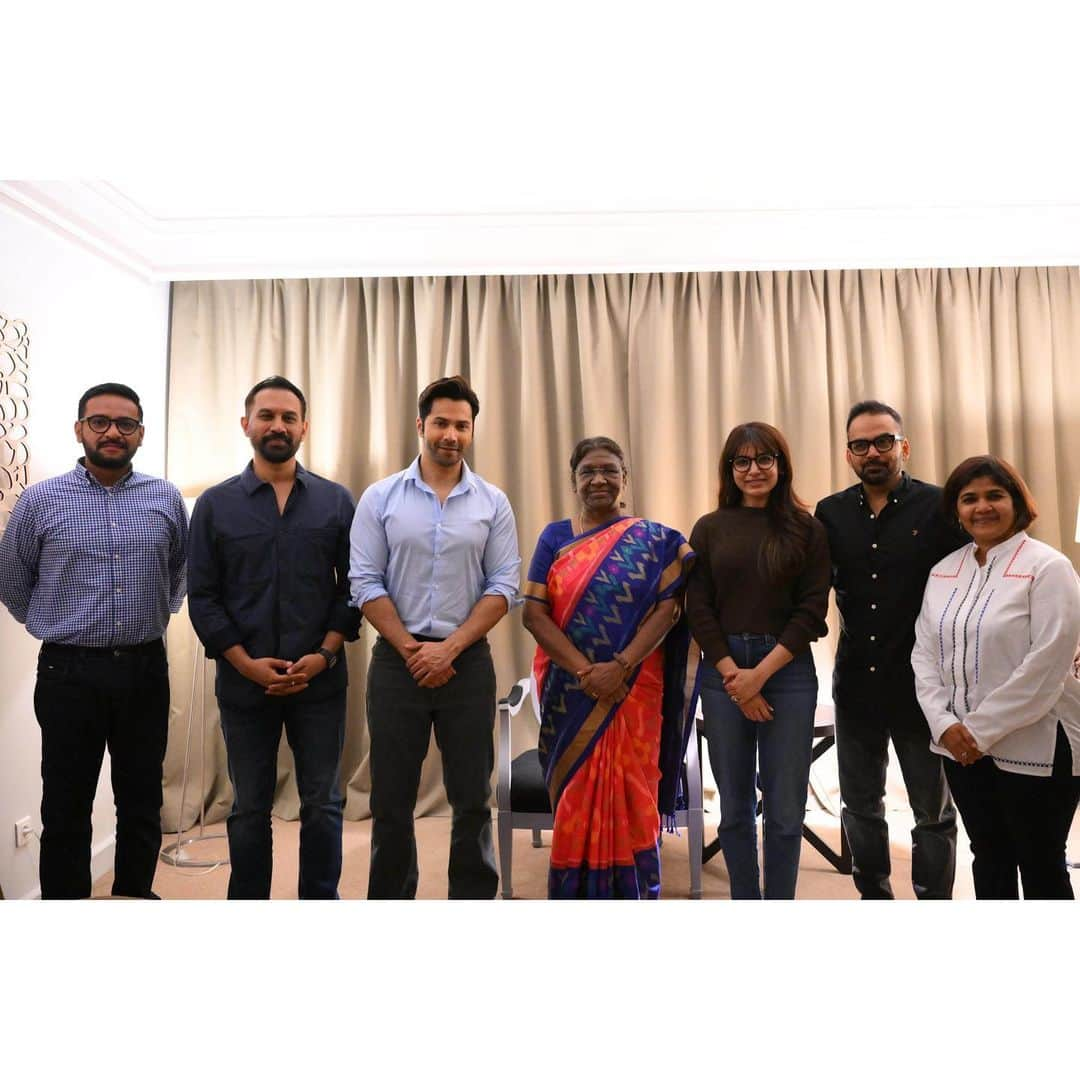 Varun Dhawanさんのインスタグラム写真 - (Varun DhawanInstagram)「Team Citadel India had the privilege of meeting the Hon’ble President of India, Smt. Droupadi Murmu Ji in Serbia. What an absolute joy and honour to meet you ma’am @presidentofindia 🇮🇳   @rajanddk @samantharuthprabhuoffl @mensit @primevideoin @pravinkhairnar」6月8日 21時45分 - varundvn