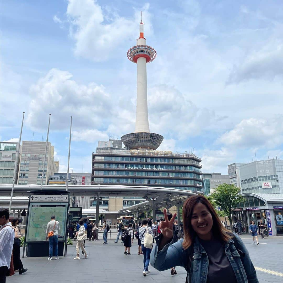 川本睦子さんのインスタグラム写真 - (川本睦子Instagram)「京都にいくので、京都在住ベーシスト大塚恵ちゃんとハング！ インスタで交流はよくしてるから気づいてなかったけど、よく考えたらリアルであんま話したことなかった🤣 そんなことも気づかないくらい自然とランチを食べ、たまたまやってた和田誠展に行き、堪能しました。  めぐみちゃん、何かアートなイベントできたらいいね〜 良き時間をありがとう💐」6月8日 21時57分 - muzco