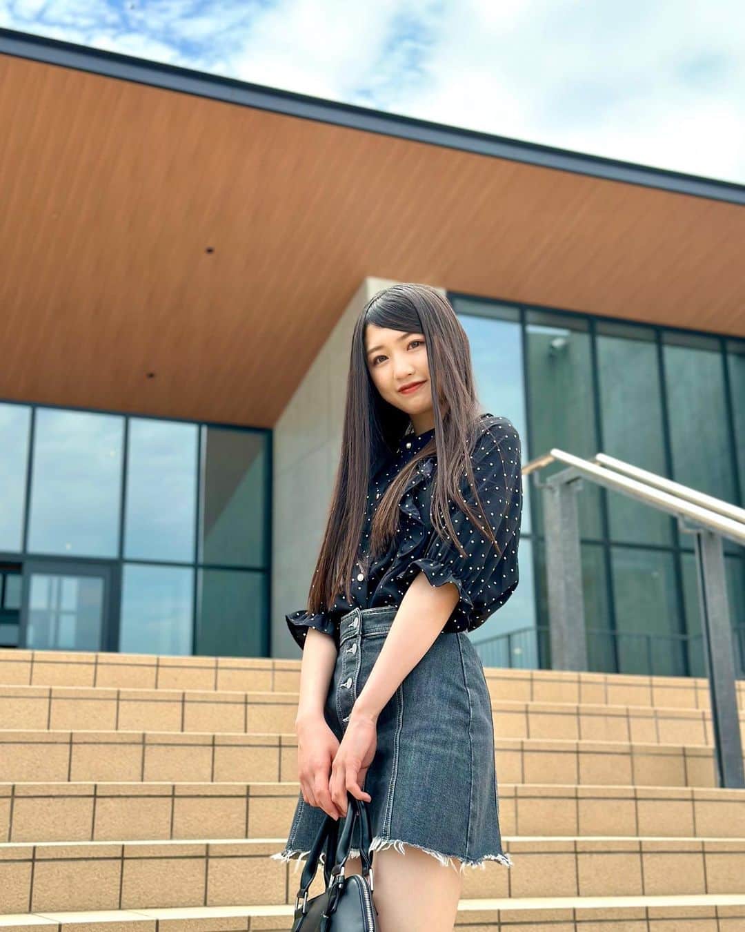 塩月希依音のインスタグラム：「お気に入りバッグ👜🖤  カジュアルでもきれいめでもどんなコーデにも合わせやすいシンプルデザイン❤︎  #bag #バッグ#かばん #カバン#黒#black #jk#ljk #05#05년생 #05line」