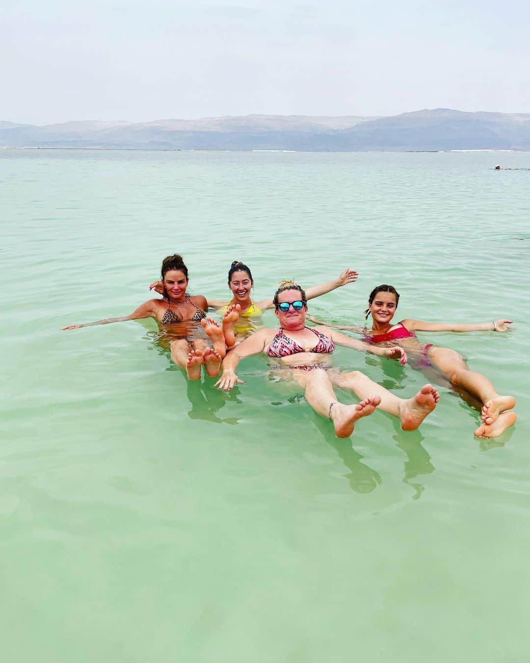ガブリエル・アンウォーのインスタグラム：「Floating in The Dead Sea with the girls. @paisleyverea @alli_malnik @shareefmalnik」