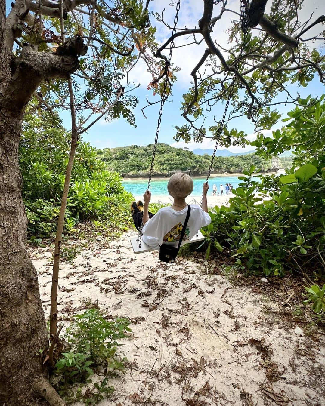 SAKIのインスタグラム：「川平湾🏖 小学生の頃行った時にブランコあって、まだあるのかな〜？と探したらあった😳 ・ ・ ・ #沖縄 #沖縄旅行 #川平湾 #okinawa #石垣島 #石垣 #Ishigaki #ishigakiisland #kabirabay」