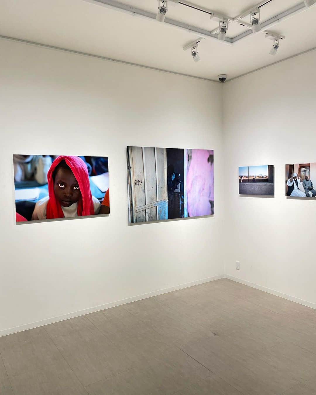 杉浦みずきさんのインスタグラム写真 - (杉浦みずきInstagram)「. 堀潤さんの「スーダン写真展」に行ってきました✨ 子供たちの美しく澄んだ瞳がとても印象的でした その目になにを見て、なにを思っているんだろうと、もっと知りたくなりました  恵比寿と両国で同時開催されているので、是非行ってみて下さい  恵比寿では、堀さんが実際に取材された映像もあり、スーダンの実情を覗くことができます  恵比寿　弘重ギャラリー 両国　ピクトリコギャラリー  @junhori79」6月8日 21時51分 - mizuki_sugiura