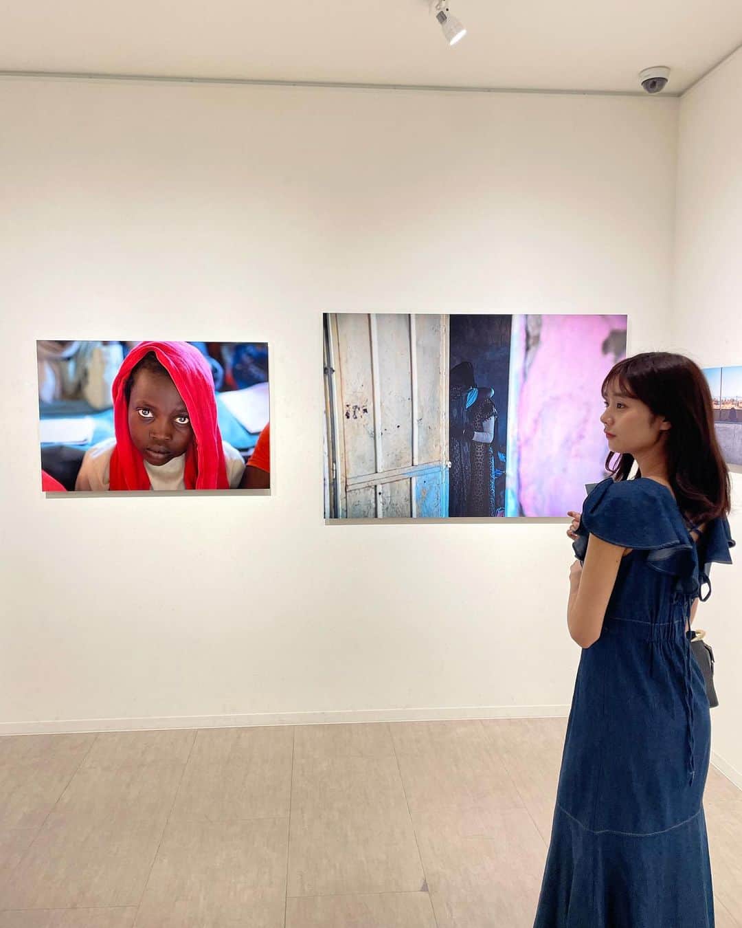 杉浦みずきさんのインスタグラム写真 - (杉浦みずきInstagram)「. 堀潤さんの「スーダン写真展」に行ってきました✨ 子供たちの美しく澄んだ瞳がとても印象的でした その目になにを見て、なにを思っているんだろうと、もっと知りたくなりました  恵比寿と両国で同時開催されているので、是非行ってみて下さい  恵比寿では、堀さんが実際に取材された映像もあり、スーダンの実情を覗くことができます  恵比寿　弘重ギャラリー 両国　ピクトリコギャラリー  @junhori79」6月8日 21時51分 - mizuki_sugiura