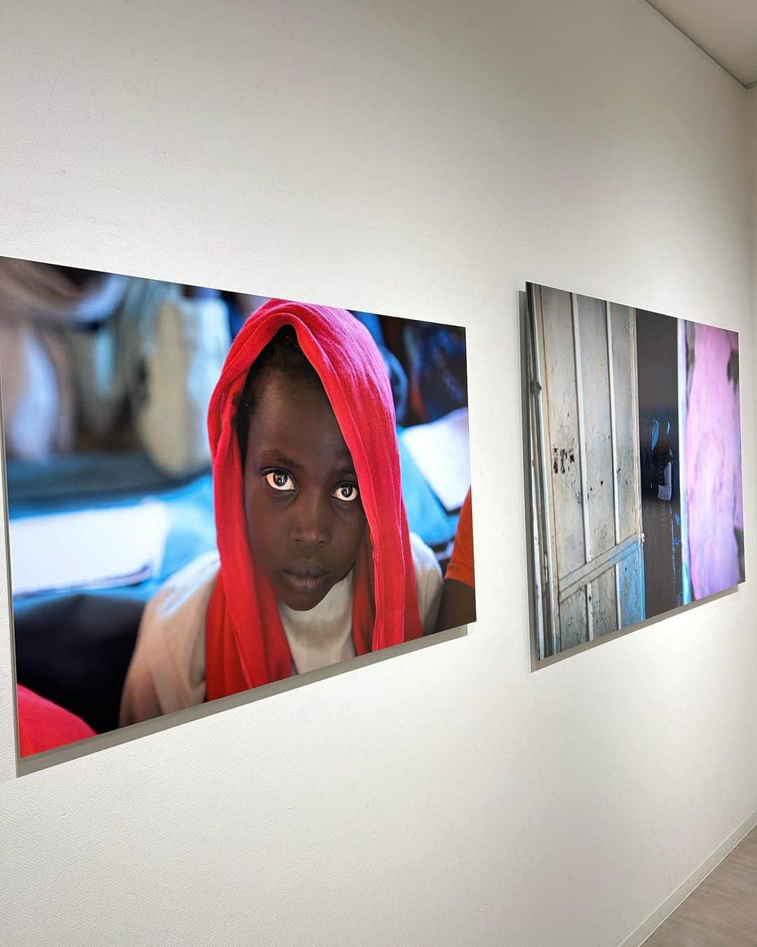 杉浦みずきさんのインスタグラム写真 - (杉浦みずきInstagram)「. 堀潤さんの「スーダン写真展」に行ってきました✨ 子供たちの美しく澄んだ瞳がとても印象的でした その目になにを見て、なにを思っているんだろうと、もっと知りたくなりました  恵比寿と両国で同時開催されているので、是非行ってみて下さい  恵比寿では、堀さんが実際に取材された映像もあり、スーダンの実情を覗くことができます  恵比寿　弘重ギャラリー 両国　ピクトリコギャラリー  @junhori79」6月8日 21時51分 - mizuki_sugiura