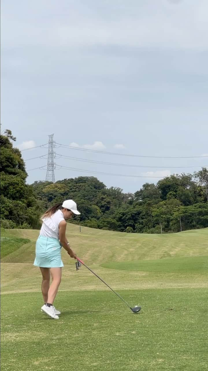 板倉由姫乃のインスタグラム：「今日はオザとラウンド⛳️ 撮影したよ😊🤍 めちゃめちゃ楽しかったし 勉強になった！ 動画お楽しみにっ⛳️ . . . #ゴルフ　#ラウンド #スイング動画 #ラウンド動画  @golf_phy_ozawa」