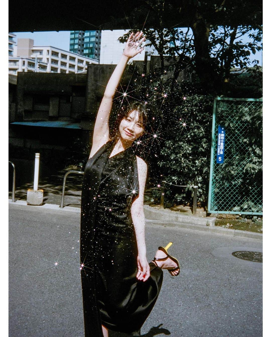 のインスタグラム：「. eyescreamにて掲載中の写真と詩の連載、"popcorn-talkie" 第30回目のテーマは"エリザベスタウン" 出演は松本穂香さん。 衣装はLOEWEです。 . 6/1より発売中です。 . @eyescream_mag @loewe @weekly_matsumoto @nobuyuki.ida」