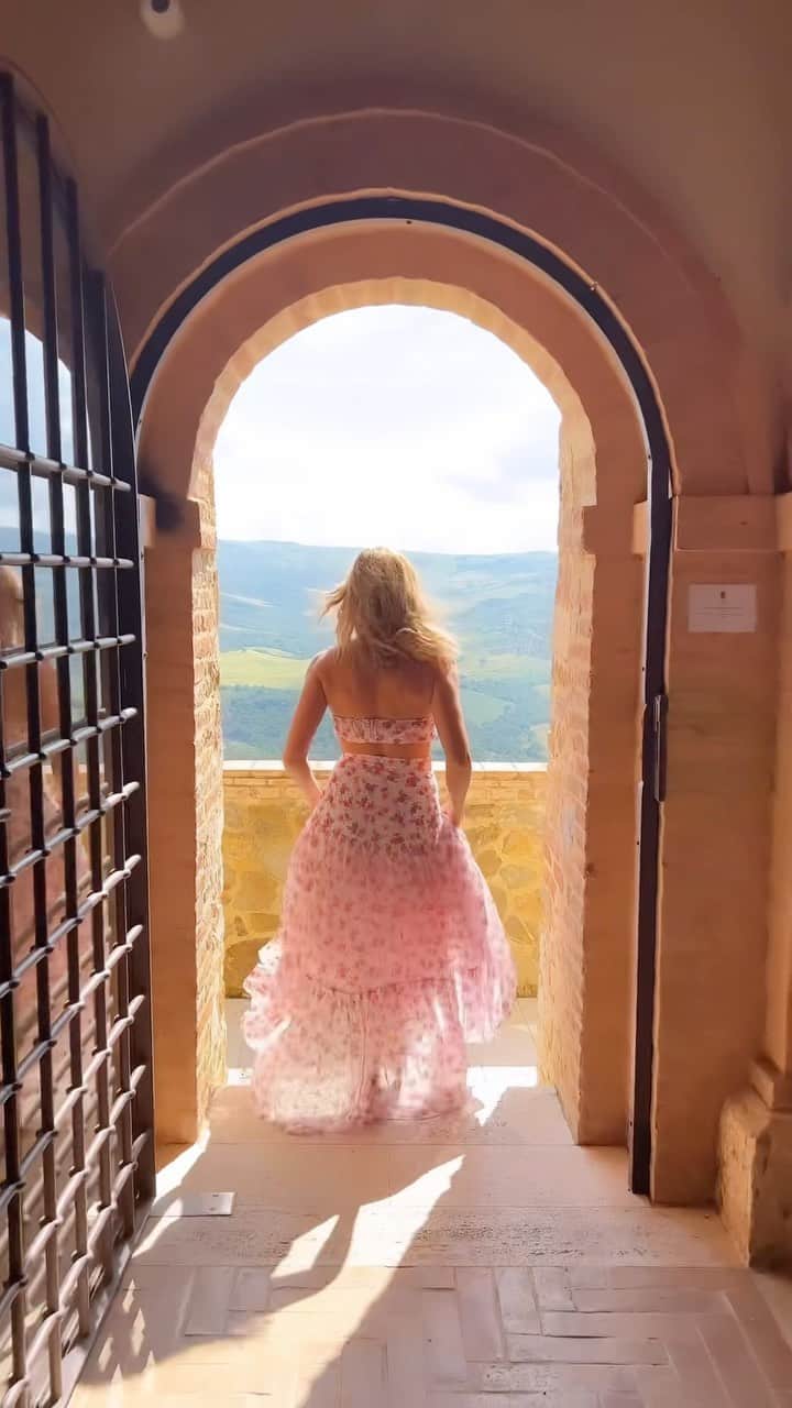ジェマ・マリンのインスタグラム：「“Bajo el Sol de la Toscana” 🇮🇹  Sueño cumplido 🥹 @castellodivelonaresort   #tuscany #toscana #italia #roadtrip #primavera #bajoelsoldelatoscana」