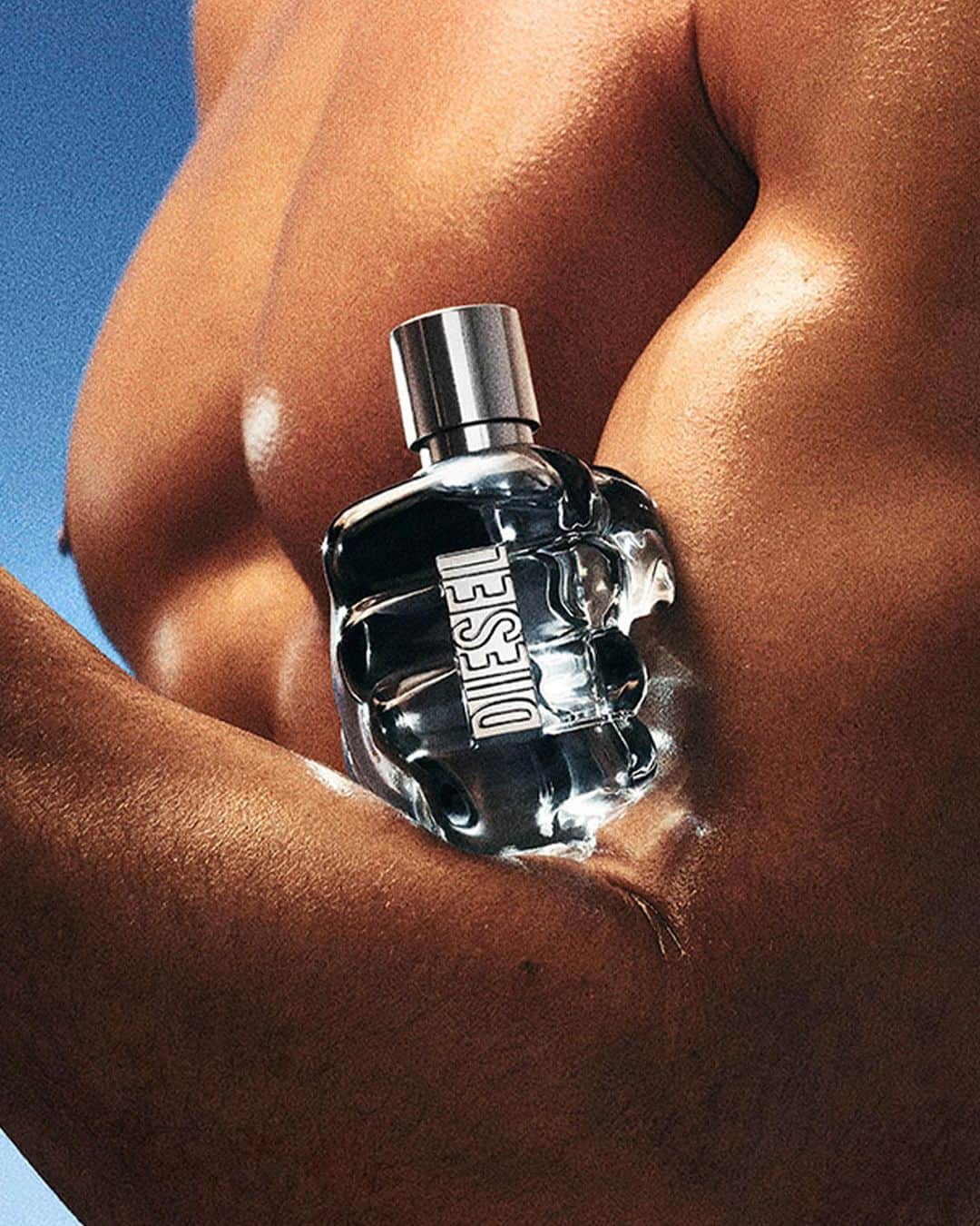 ディーゼルのインスタグラム：「Brave men are hot.   #OnlyTheBrave, the original Diesel fragrance for men, sits at the sweet spot between hard masculinity and supple sensuality. @jonathanvincentbaron shot a new 90s-inspired campaign featuring bold images of strong male bodies that bring viewers to the edge. Then, with a pump of Only The Brave, sweet release.    Shop Only The Brave and discover the campaign at the link in bio.   #ForSuccessfulLiving」