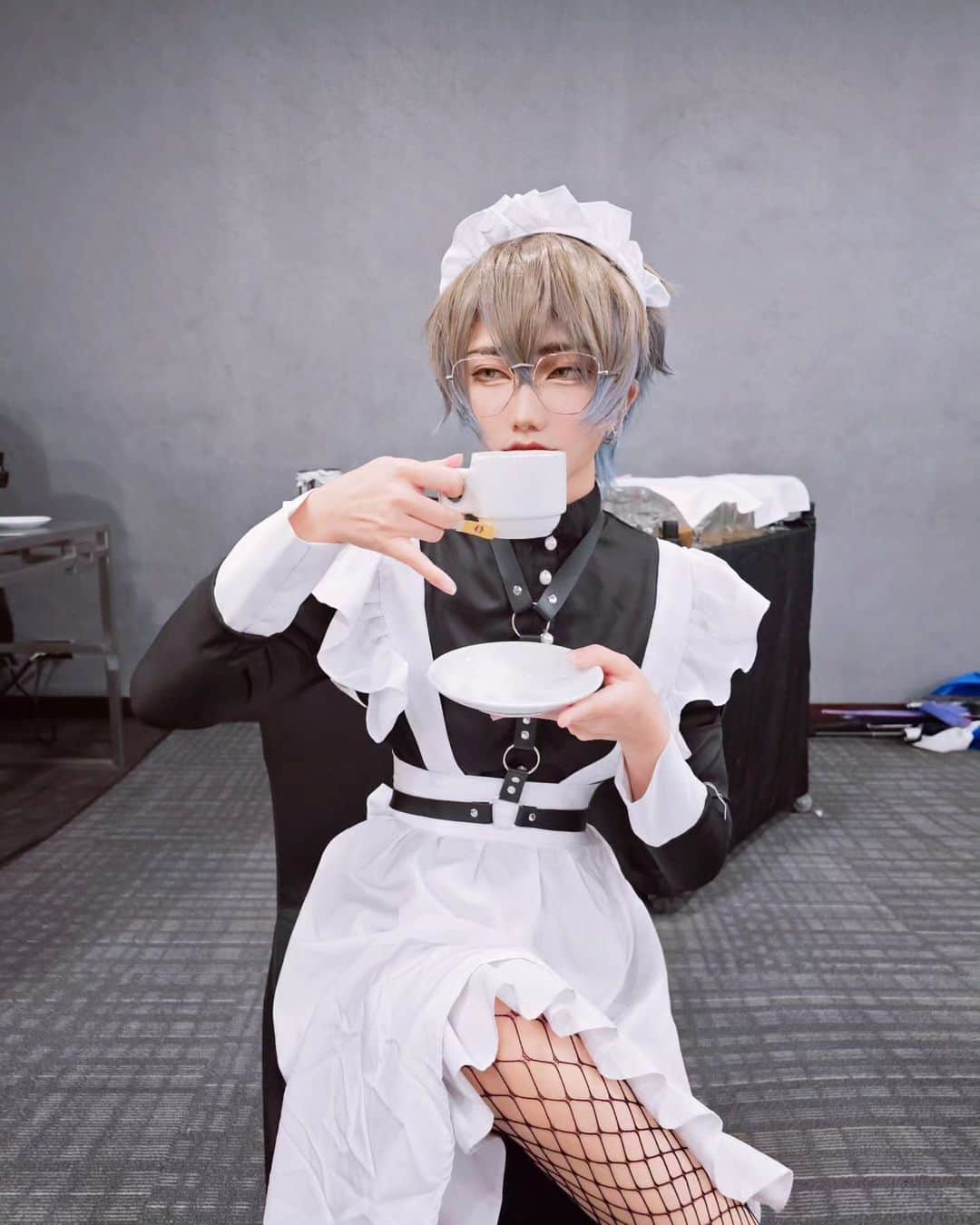 ひかりんのインスタグラム：「Just Ike enjoying some TEAAAAA 🥵🔥🍵🍵💦  #ikeeveland #ike #ikecosplay #vtuber #cosplay #maid」