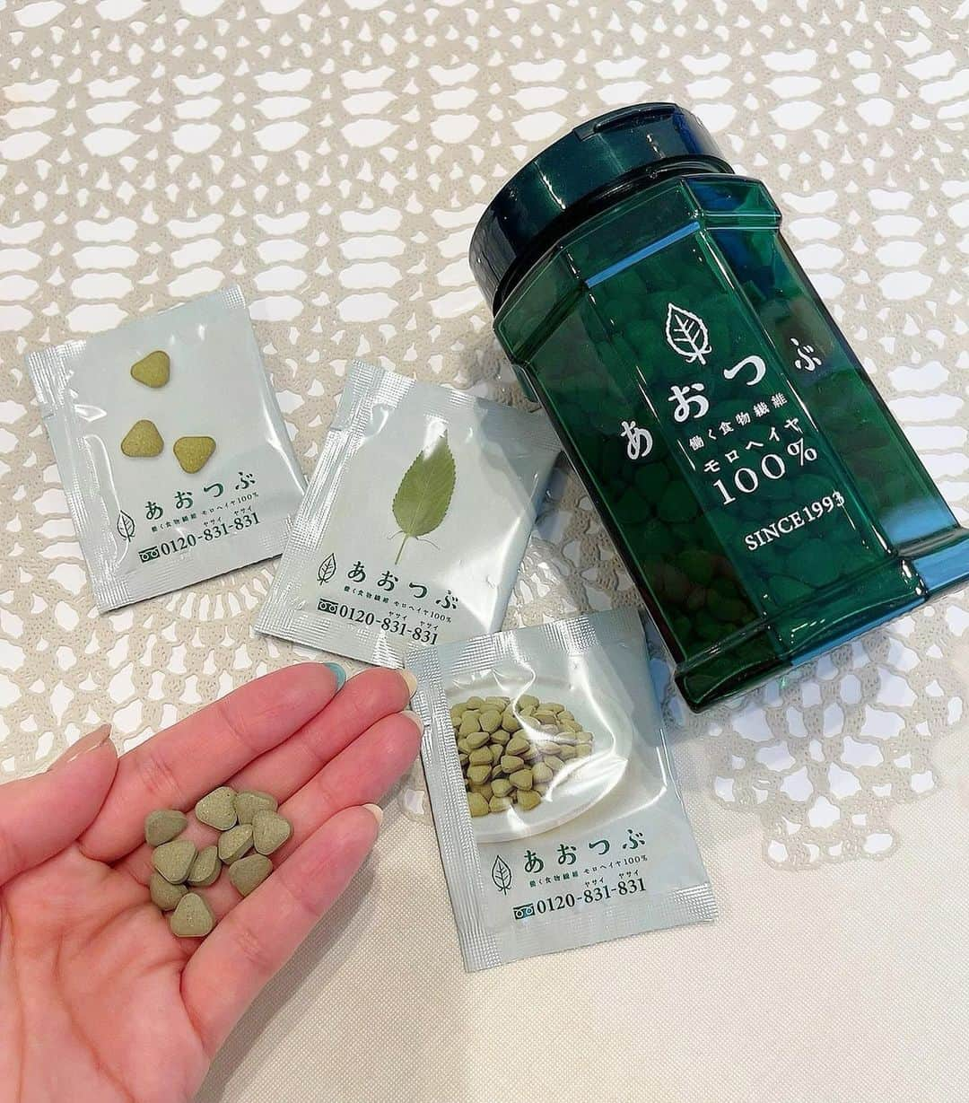 春菜めぐみのインスタグラム：「． おすすめ健康サプリ☺️🤍 ． ． 最近飲み始めた"あおつぶ"🌿✨ どの野菜よりも栄養価が高くて、 野菜の王様と呼ばれているモロヘイヤ100%の野菜粒です。 農薬や化学合成肥料、添加物を一切使わず 厳しい基準で育てられた良質なモロヘイヤに わずかな水のみを使用して圧力だけで粒状にした 身体にとっても優しいサプリメントなの！👏🏻 1粒に2.5枚分のモロヘイヤが ぎゅぎゅっと詰まっているというからびっくり...🫢✨ ． ． 《嬉しい栄養素がたっぷり💭》 β-カロテン🥕皮膚・粘膜の健康に不可欠 ビタミンC🍋美肌を作る ビタミンE🥑老化防止・血管の健康を保つ 食物繊維🍃便秘を改善する 葉酸🥦発育や細胞の産生・再生を助ける ． ． 忙しくて野菜不足になっている時にも 手軽に栄養をたっぷり取り入れられて嬉しい🥺🤍 小さいお子様も大人も妊婦さんも食べれます🙆‍♀️✨ ． ． 届いた箱の中に手書きのお手紙を入れて下さっていて 全てにおいて愛を持って作られているのだと 心打たれました🥹💕 ぜひ試してみてね〜🌿✨ ． ． #あおつぶ #モロヘイヤ #健康サプリ #野菜不足解消 #健康食品 #食物繊維 #腸活 #体調改善 #美肌 #免疫力アップ #無農薬 #オーガニック」