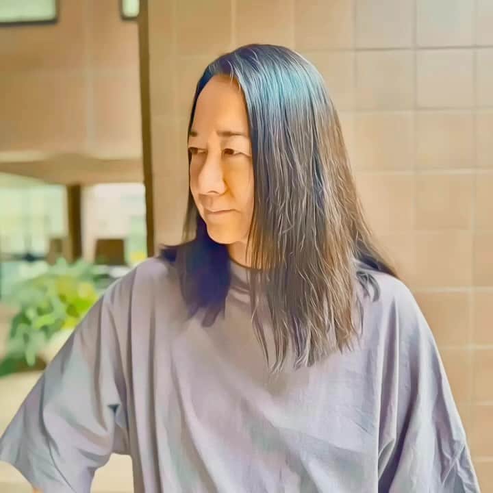 のインスタグラム：「姉にそっくりで笑った。Everestのヘアケアを試作から1年以上使い続けた結果、長年のドレッドで傷んだ髪が生き返った、白髪、抜け毛も減って、Everestスゲ！と自画自賛。。何故か？アジアで人気が高まってる！！海外で評価されるのは嬉しいな。👍👍👍 . . @everest_japan_official #everestcosme #エベレストシャンプー」